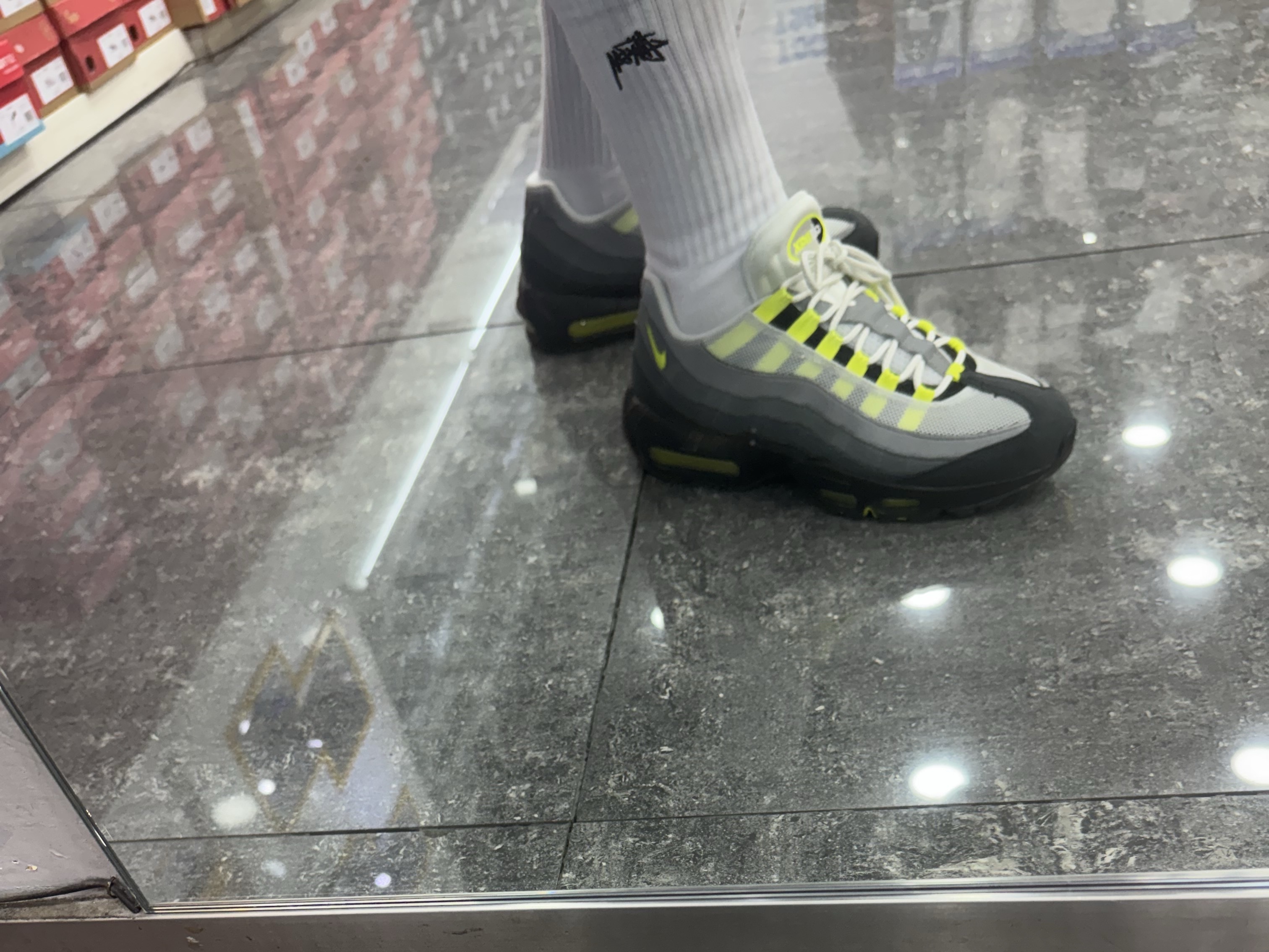 Stussy Small Stock Crew Socks White (3 Pack), Nike Air Max 95 OG Neon Yellow 2020 착용 스타일