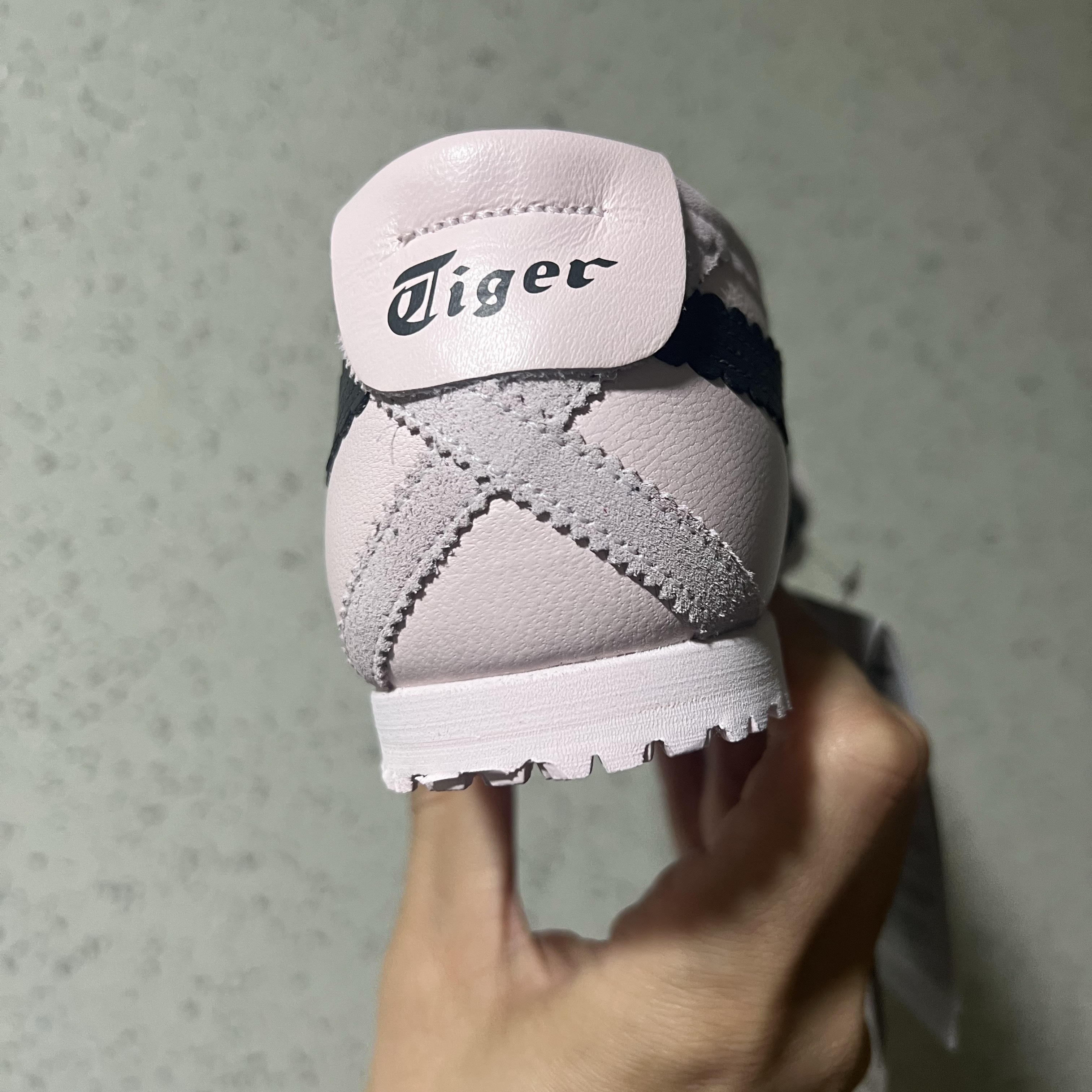 (W) Onitsuka Tiger Mexico 66 TGRS Crystal Pink Graphite Grey 착용 스타일 - 2