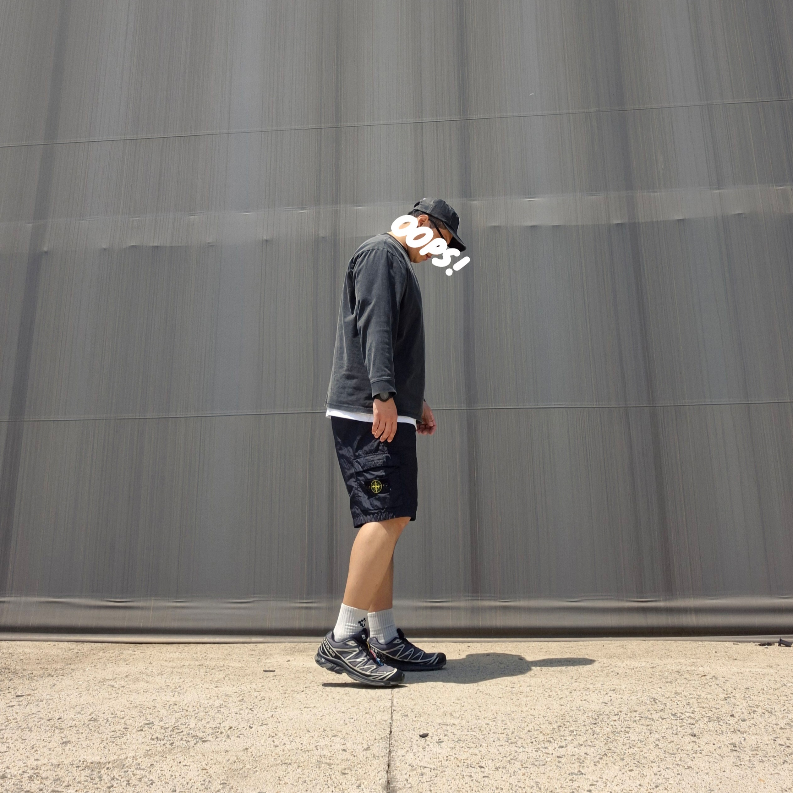 Salomon XT-6 Gore-Tex Black Ebony, Stone Island L1029 Seersucker Cargo Bermuda Shorts Black - 20SS 착용 스타일 - 1