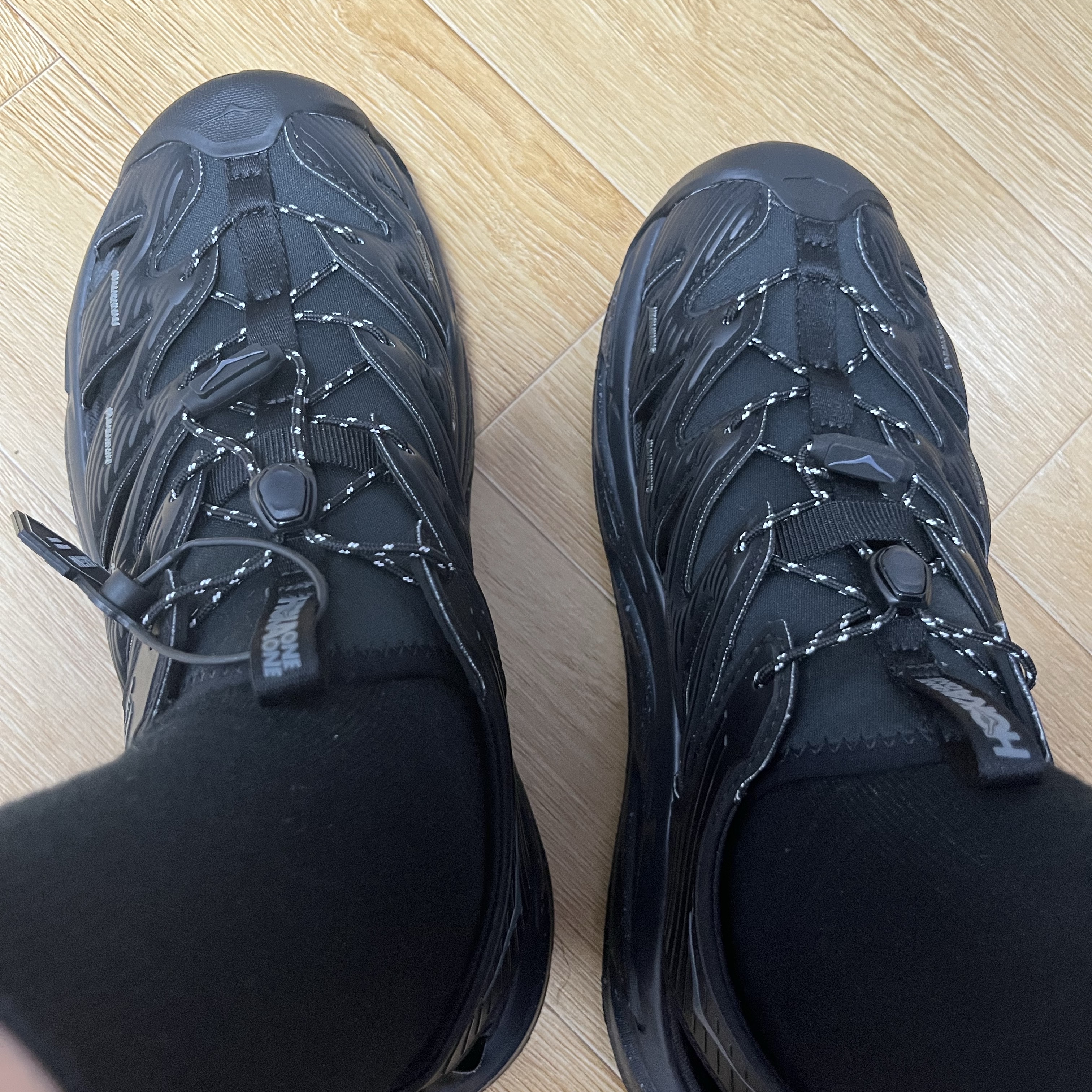Hoka Hopara Black Castle Rock 착용 스타일