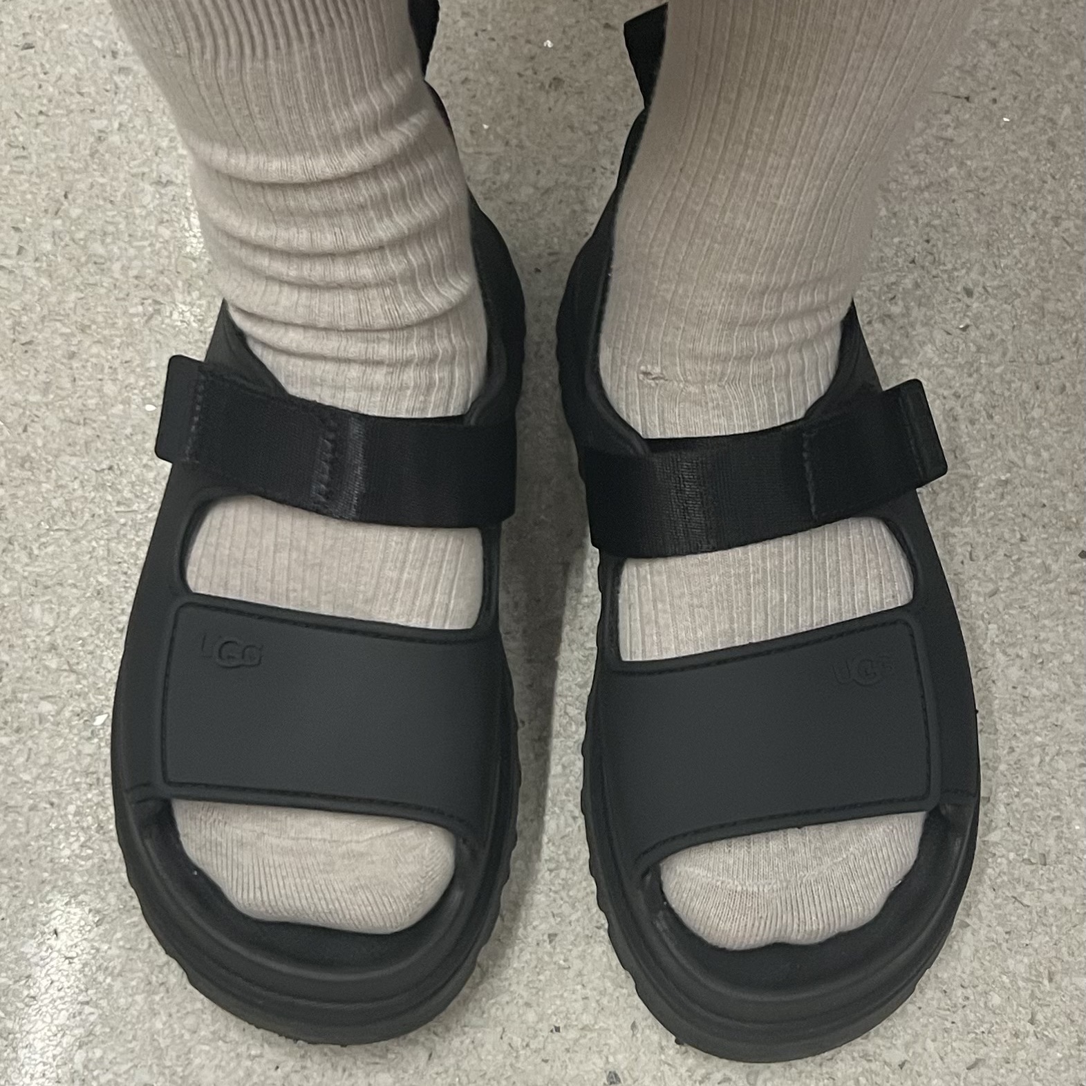 (Kids) UGG GoldenGlow Bison Black 착용 스타일 - 1