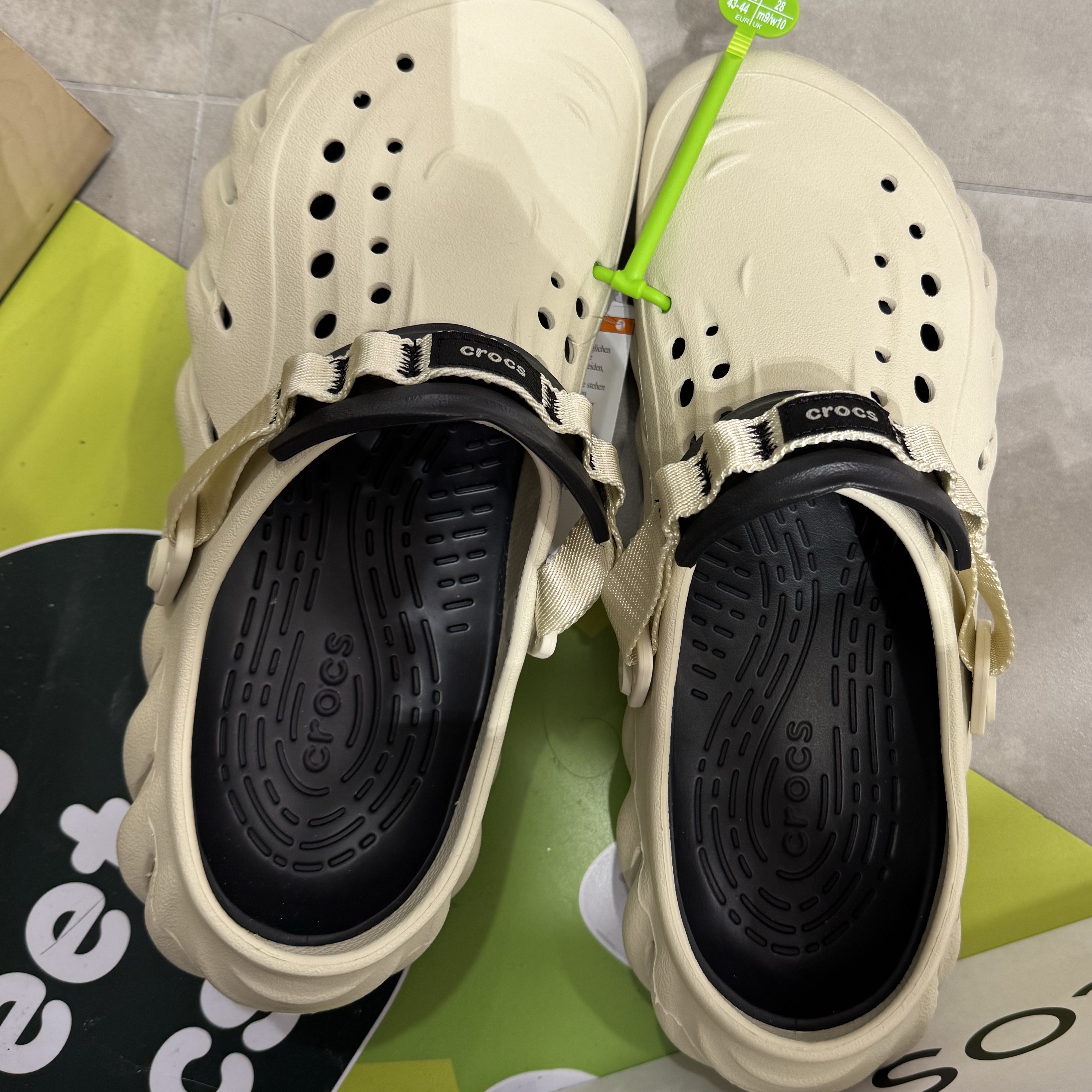 Crocs Echo Clog Bone Black 착용 스타일