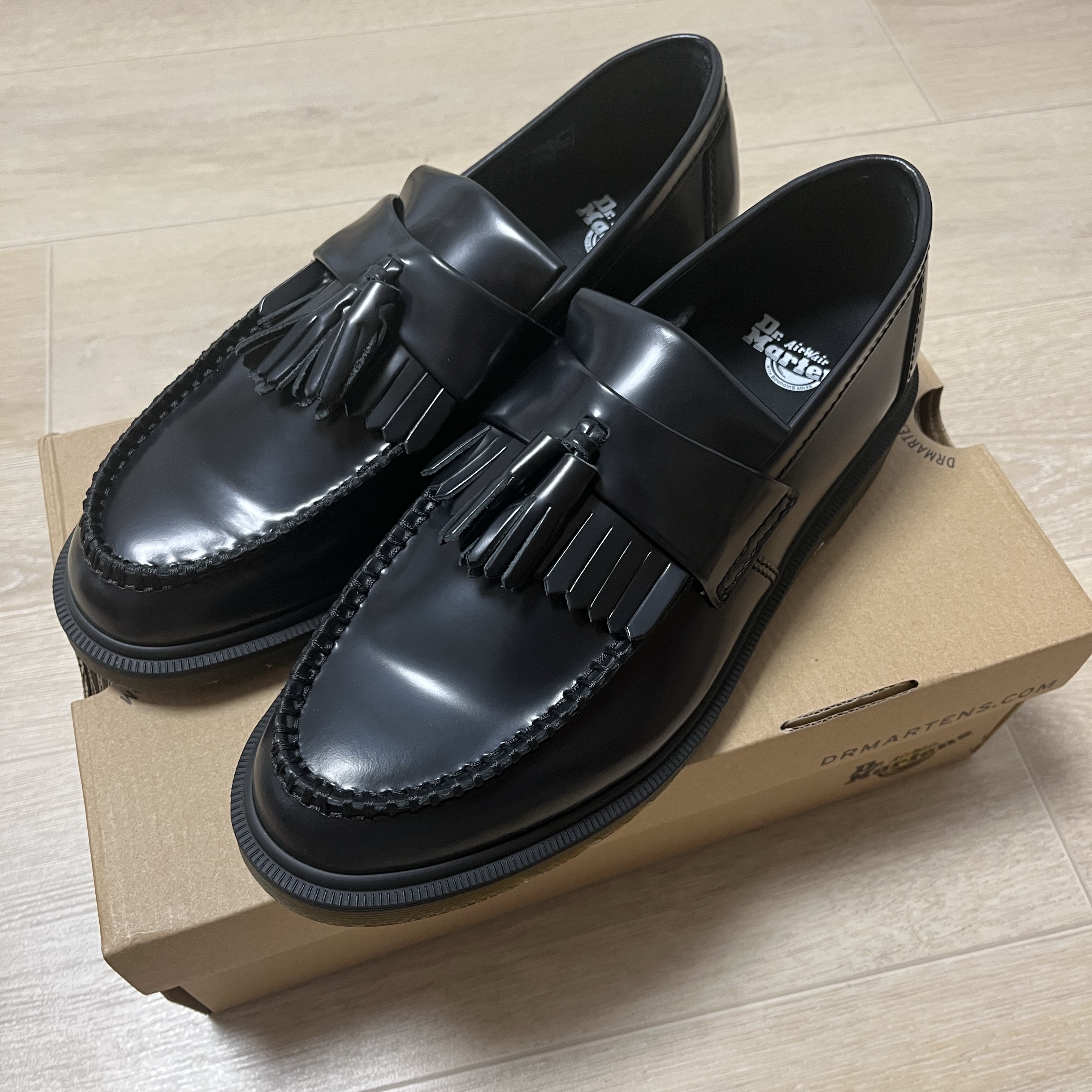 Dr. Martens Adrian Smooth Black 착용 스타일 - 3