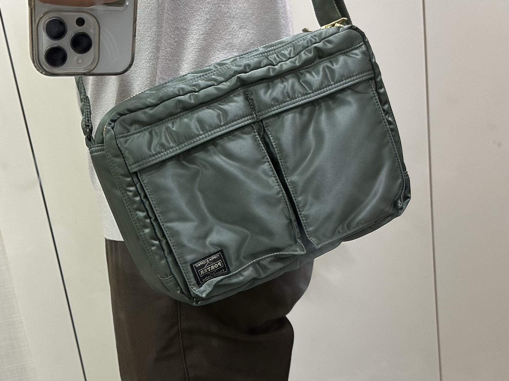 Porter All New Tanker Sling Bag Zip L Sage Green 착용 스타일
