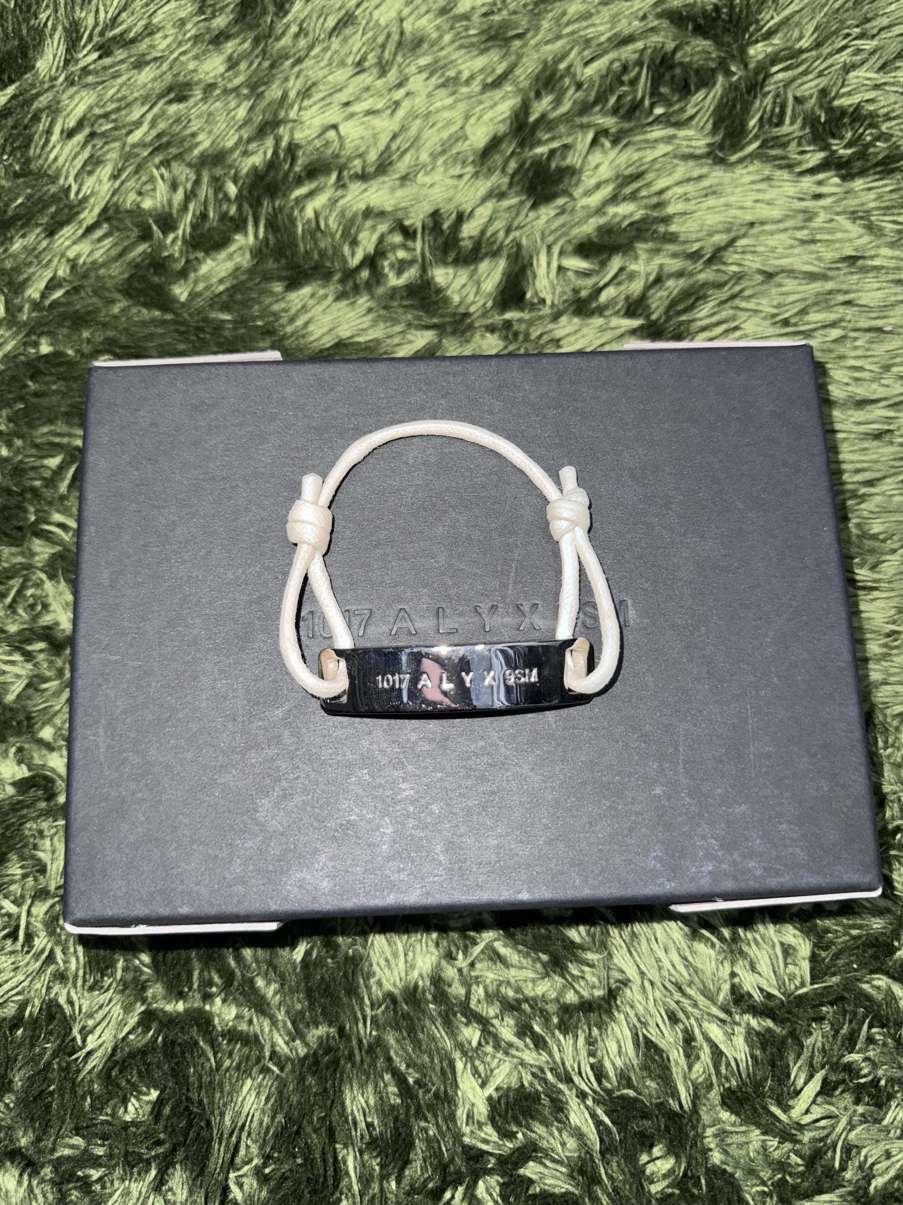 1017 Alyx 9SM Cord Metal Bracelet White Silver 착용 스타일 - 4