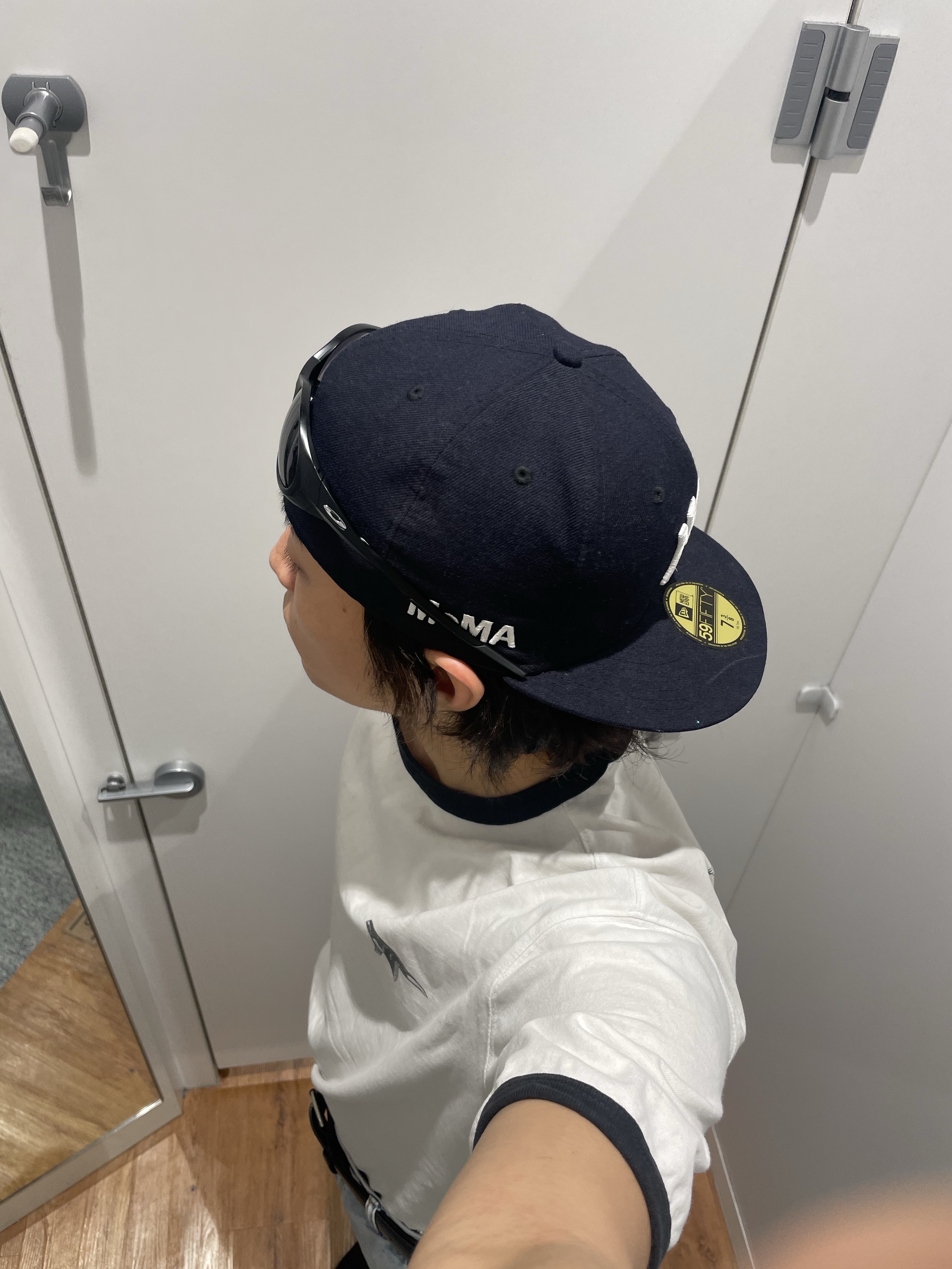 New Era 59Fifty MLB Authentic New York Yankees Game Navy, New Era x MoMA New York Yankees Cap Navy 착용 스타일 - 4