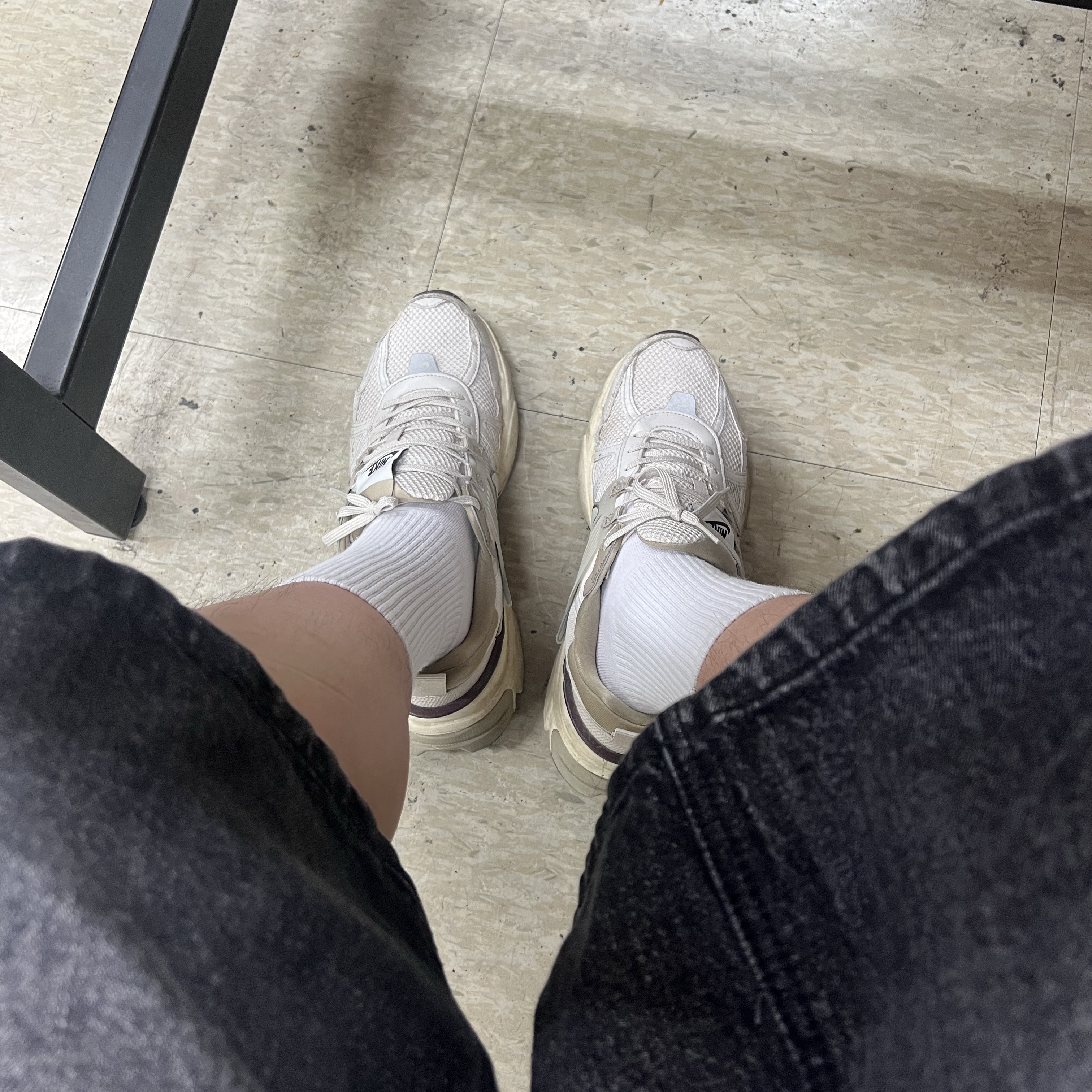 Nike V2K Run Light Orewood Brown Khaki 착용 스타일
