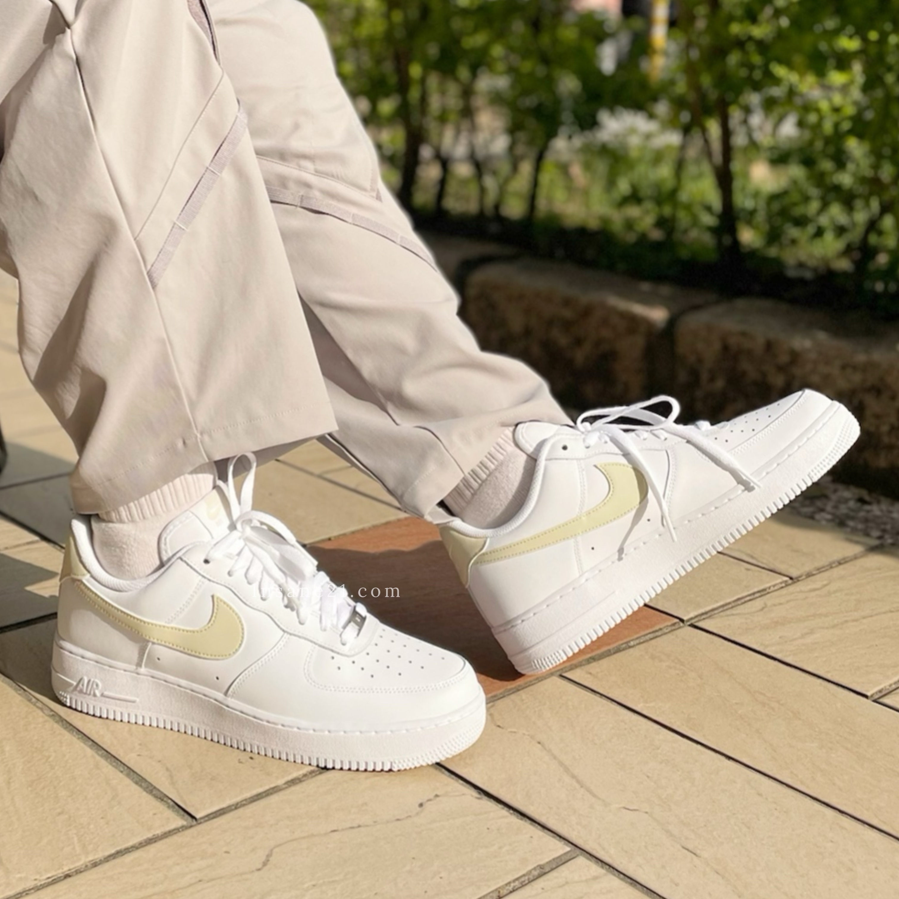 Nike Air Force 1 '07 White Light Khaki 착용 스타일