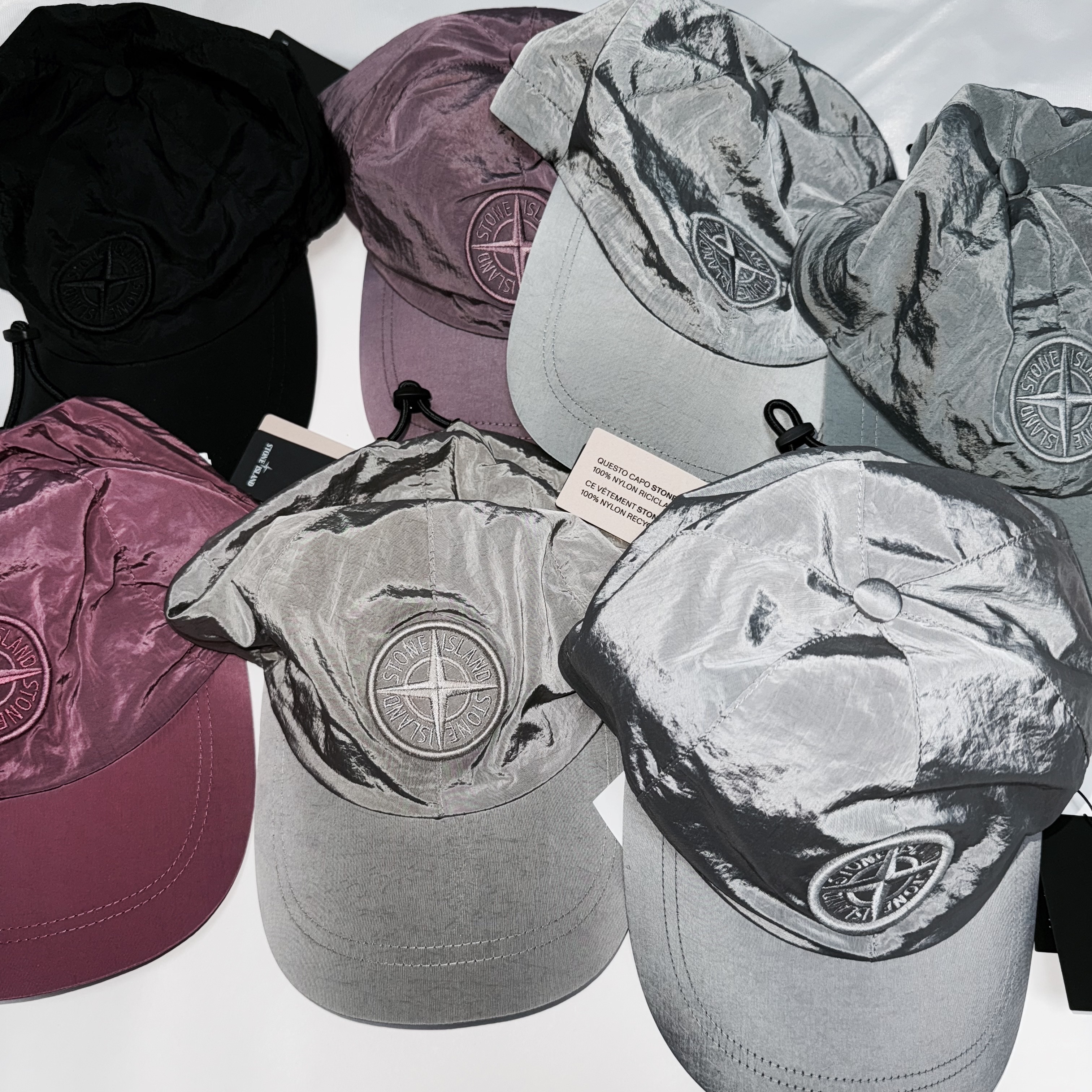 Stone Island 9100995 Nylon Metal in Econyl Baseball Cap Black - 25SS, Stone Island 9100995 Nylon Metal in Econyl Baseball Cap Pearl Grey - 25SS 착용 스타일