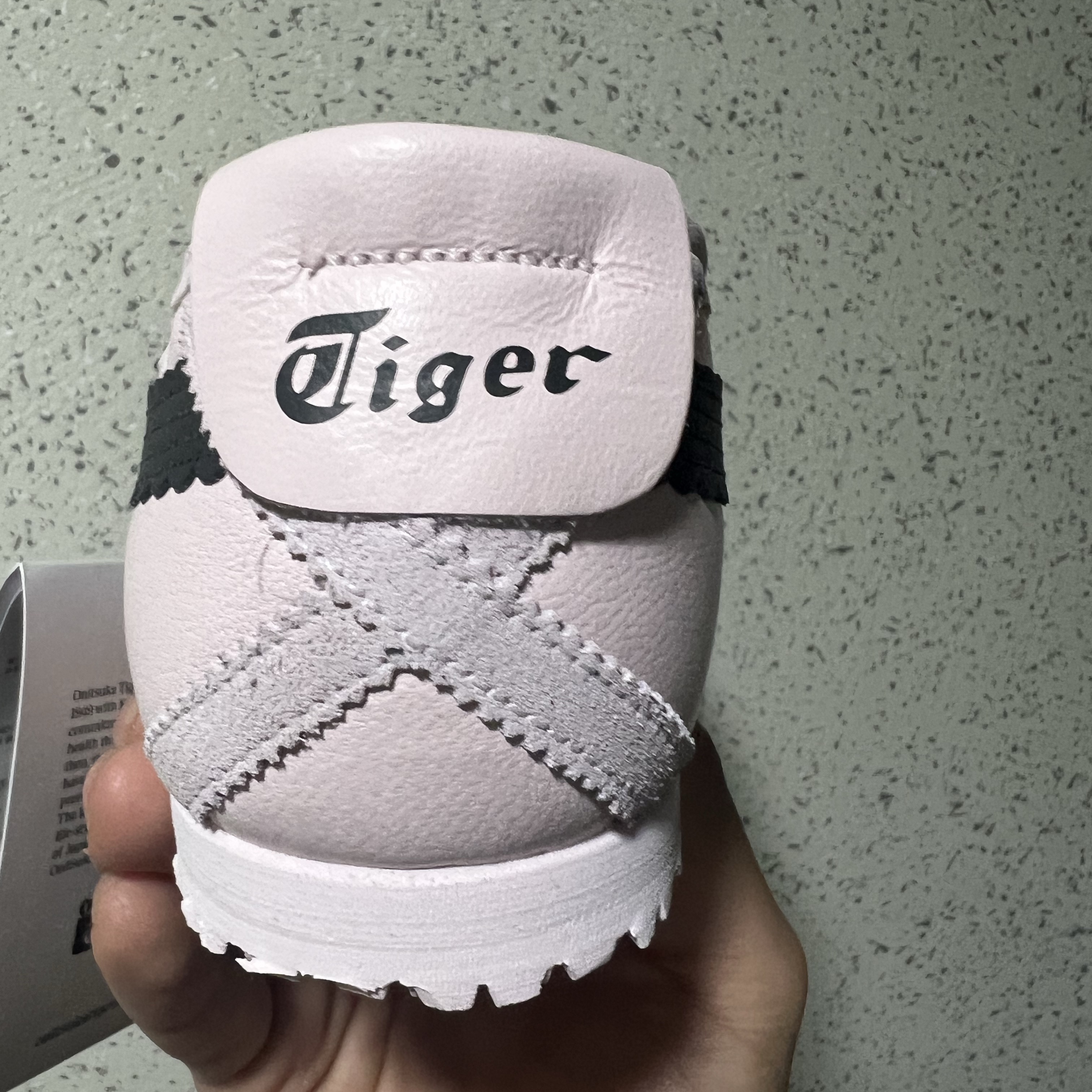 (W) Onitsuka Tiger Mexico 66 TGRS Crystal Pink Graphite Grey 착용 스타일 - 5