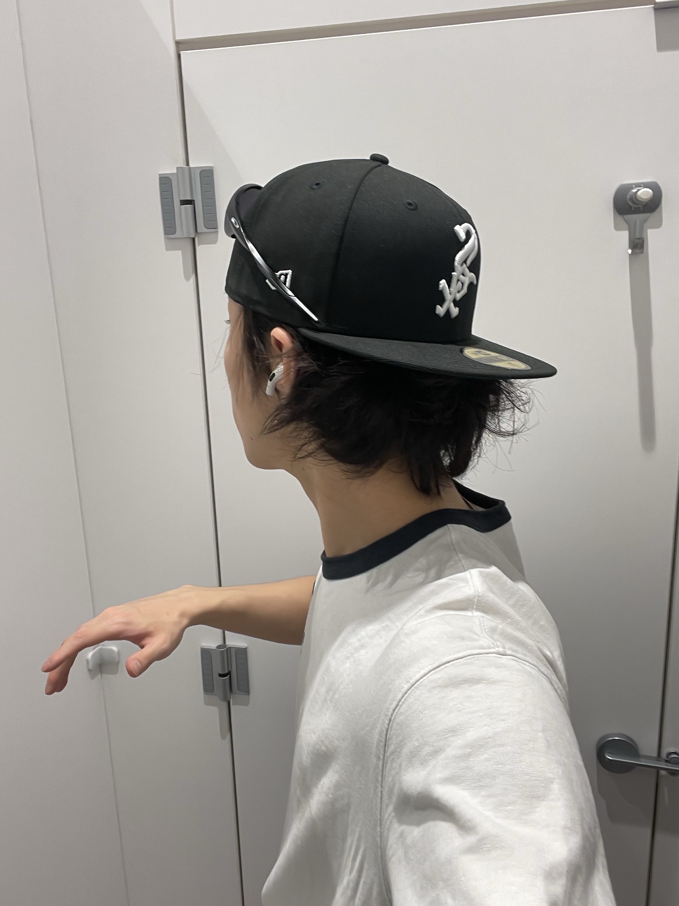 New Era 59Fifty MLB Authentic New York Yankees Game Navy, New Era x MoMA New York Yankees Cap Navy 착용 스타일 - 2