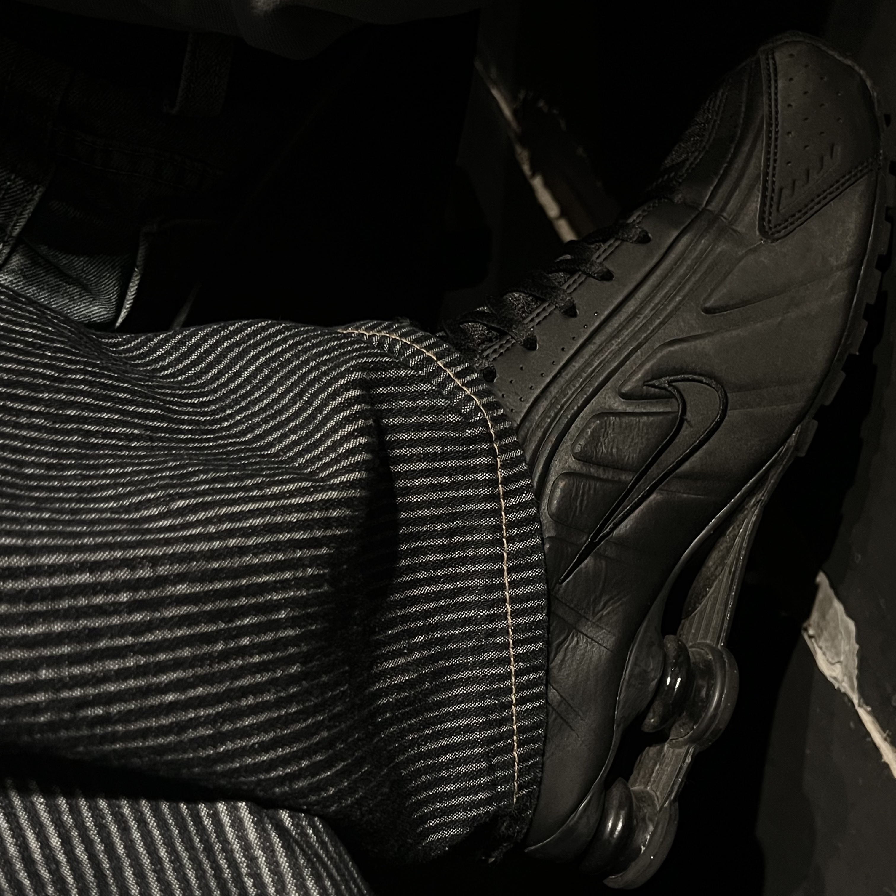 (W) Nike Shox R4 Black 착용 스타일 - 2