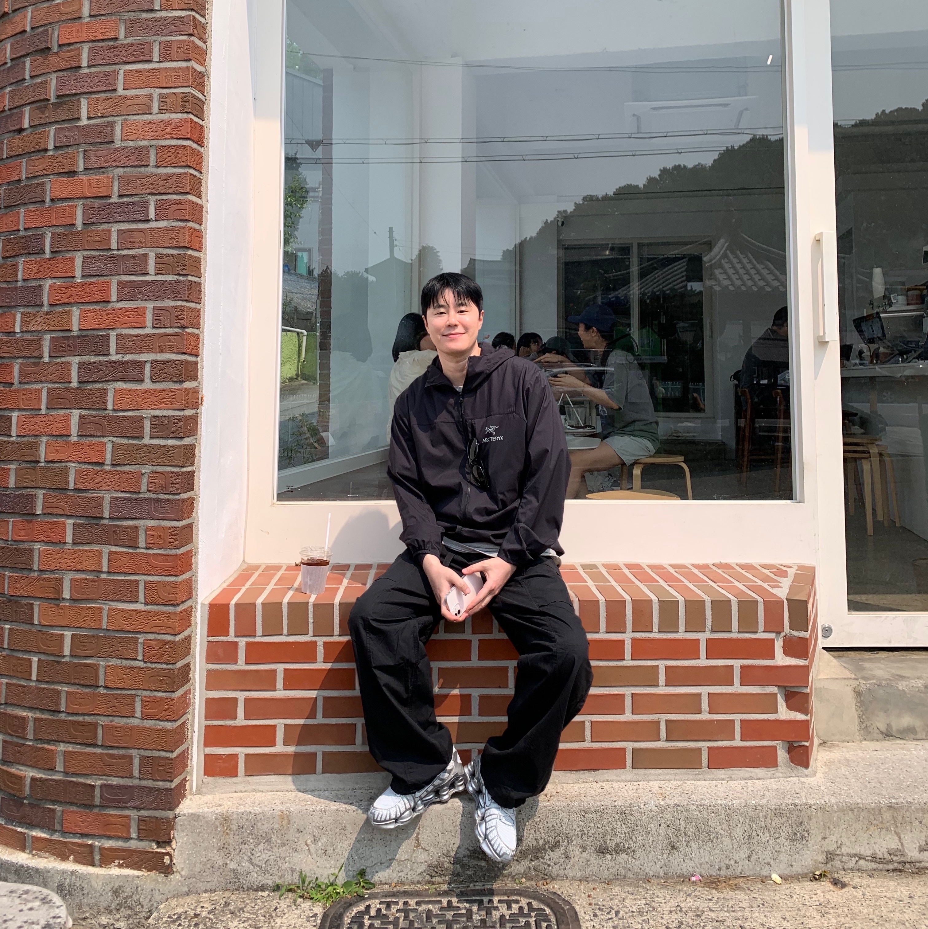 Arc'teryx Squamish Hoody Black, Ray-Ban DADDY-O II Polished Black Frame Green Classic G-15 Lenses 착용 스타일 - 2