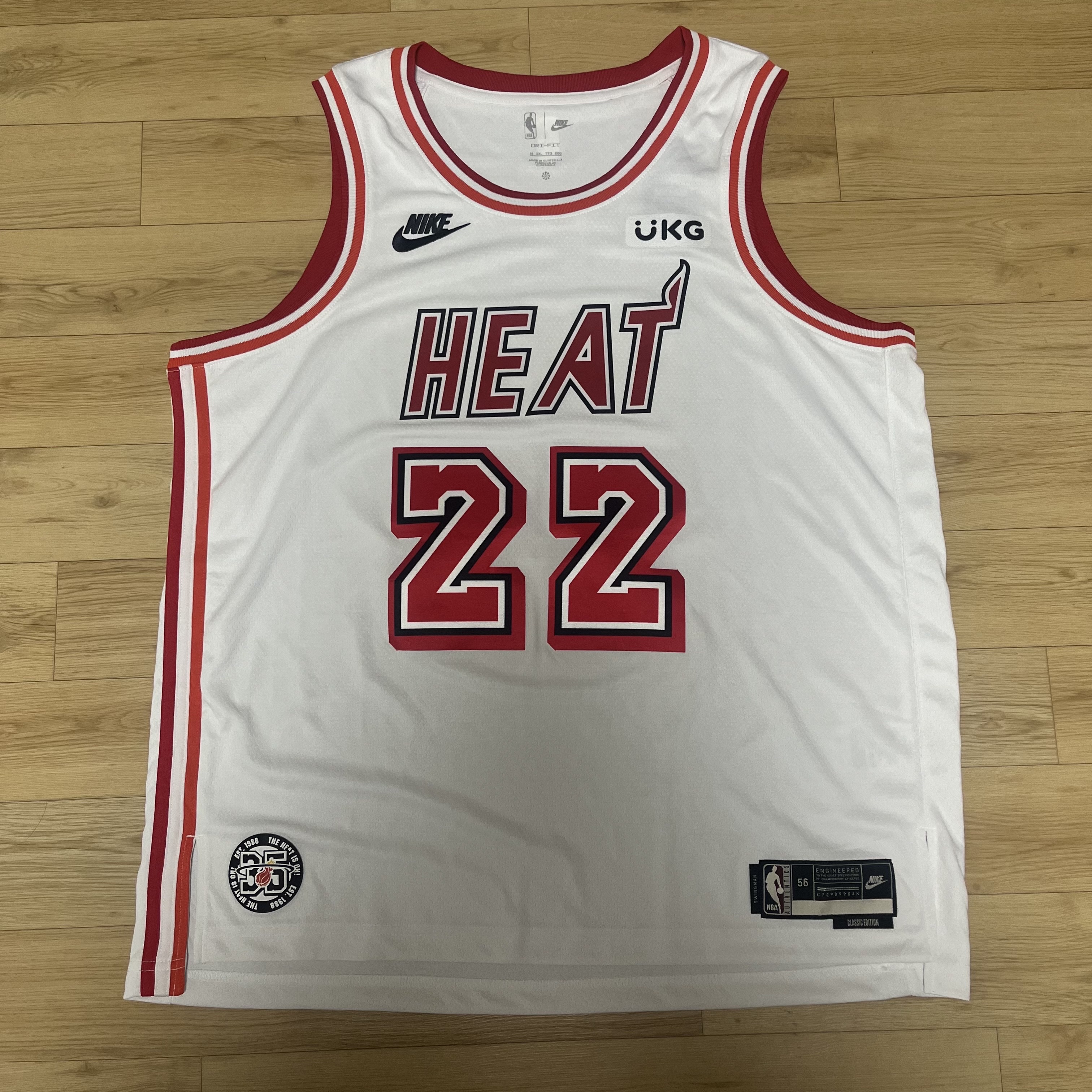 Nike Jimmy Butler Miami Heat Icon Edition 2022/23 NBA Swingman Jersey Black 착용 스타일 - 1