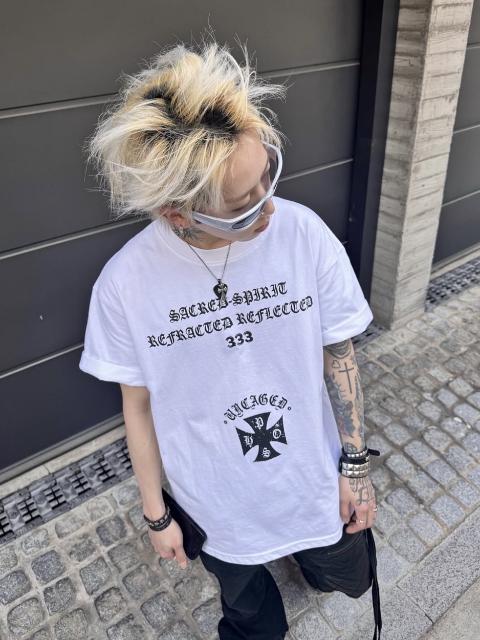 PHOS333 Uncaged Slogan T-Shirt White, PHOS333 Uncaged Slogan T-Shirt Black 착용 스타일 - 1