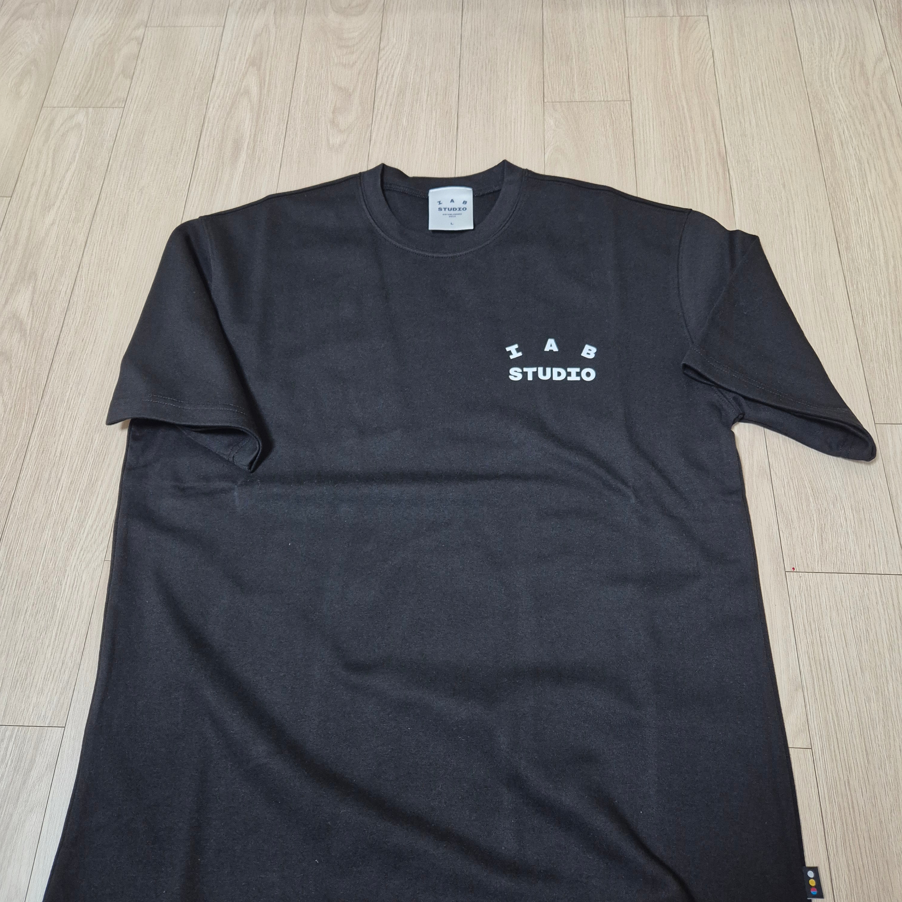 IAB Studio Basic T-Shirt Black White 착용 스타일 - 7