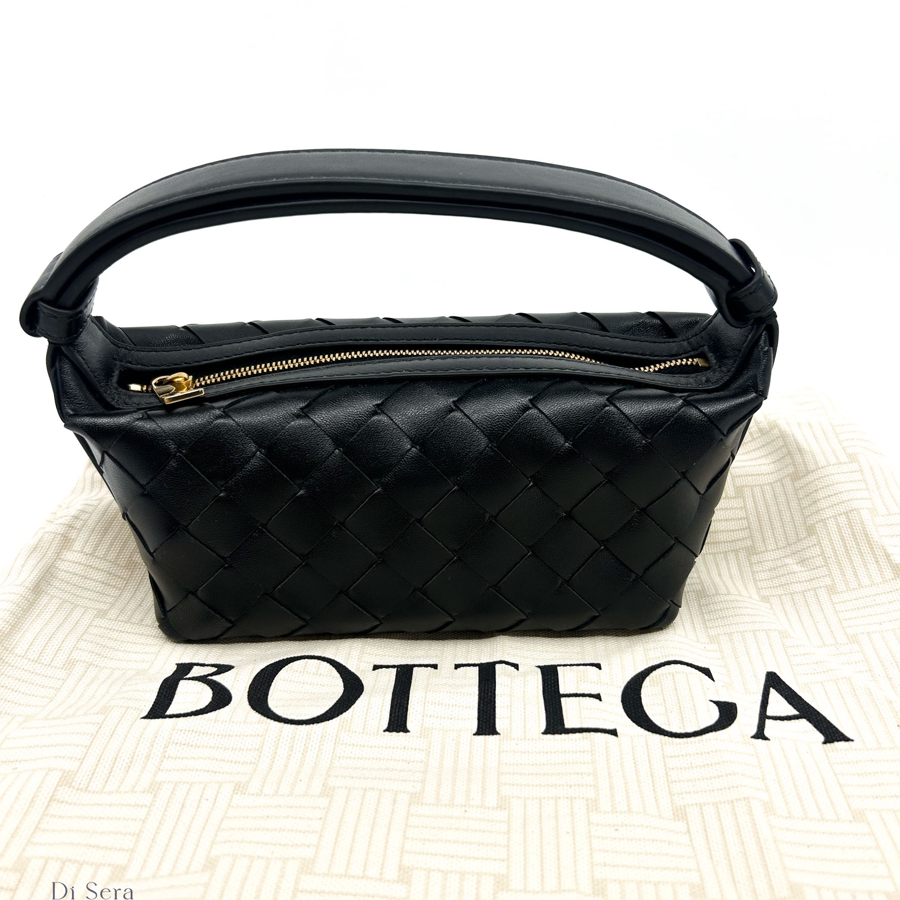 Bottega Veneta Leather Tote Bag Black 착용 스타일 - 1