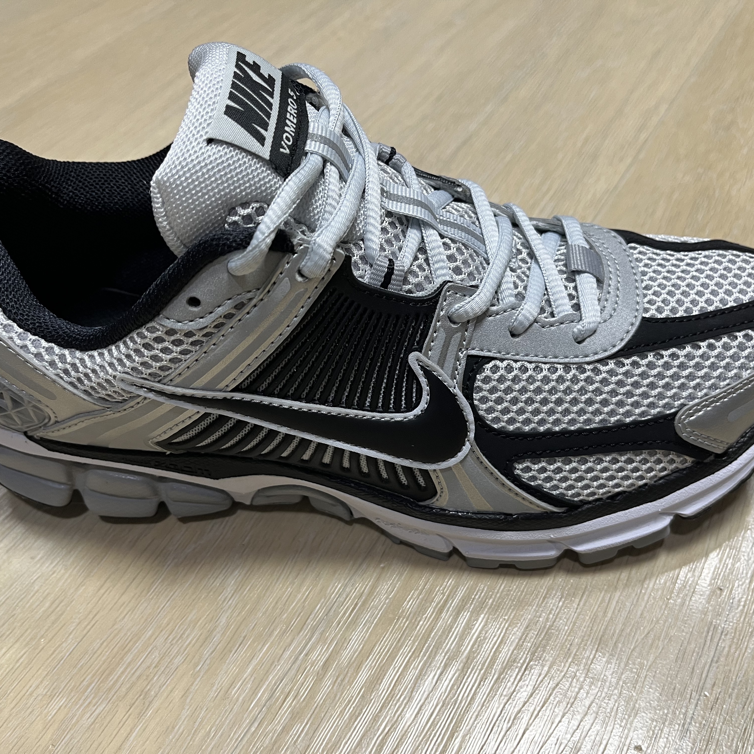 Nike Zoom Vomero 5 Metallic Silver Black 착용 스타일 - 1