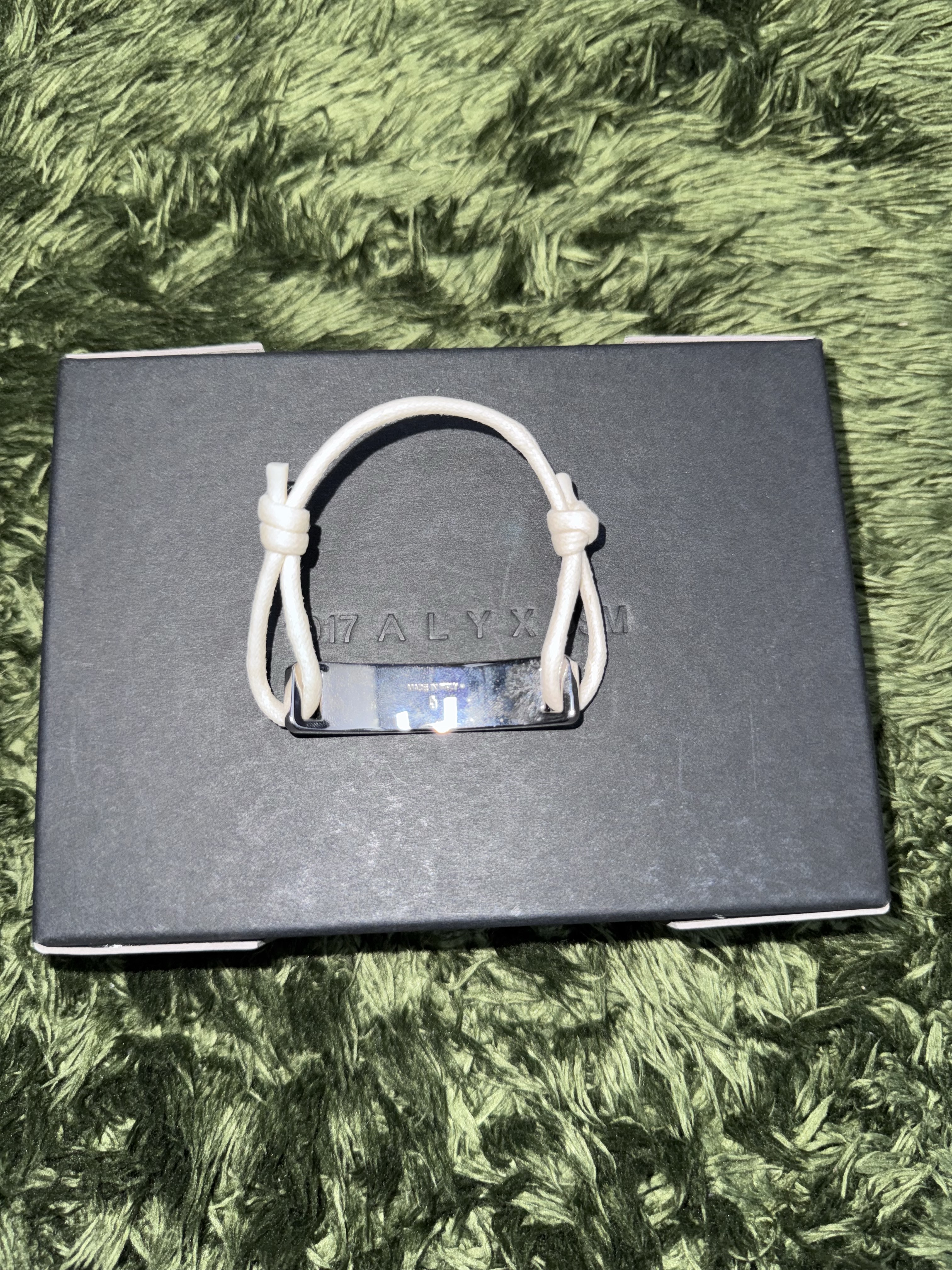 1017 Alyx 9SM Cord Metal Bracelet White Silver 착용 스타일 - 5