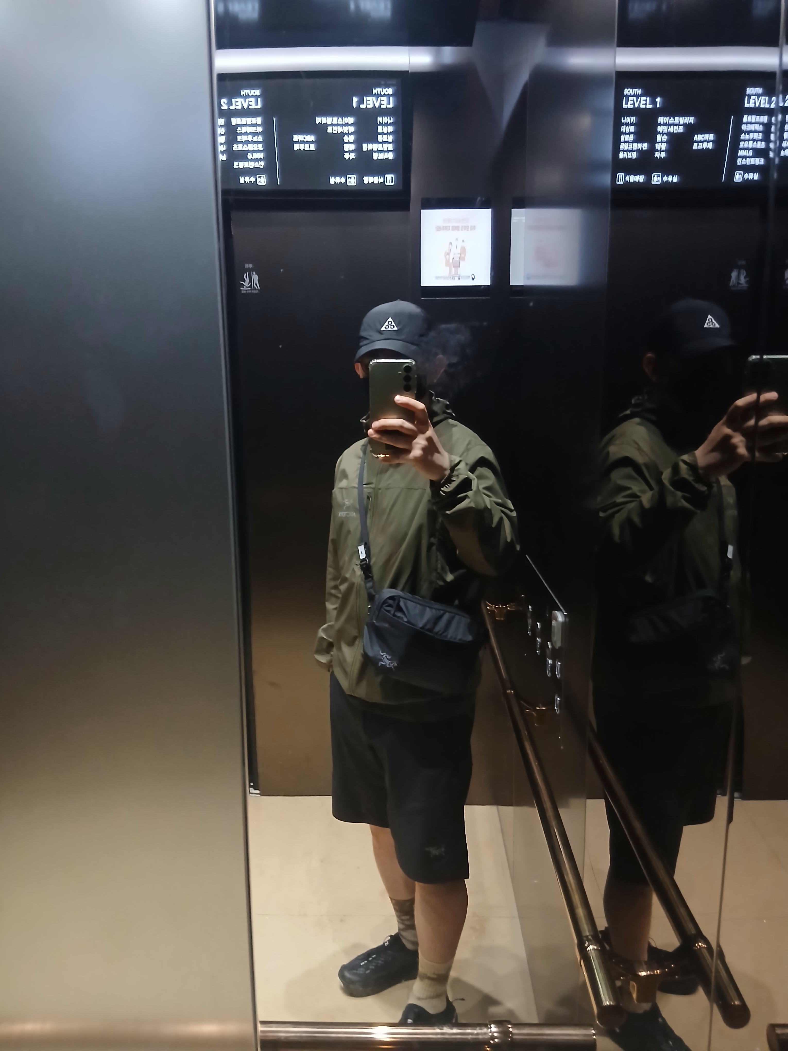 Nike ACG Trail Cap Black, Arc'teryx Cormac Logo SS T-Shirt Black Heather 착용 스타일 - 10