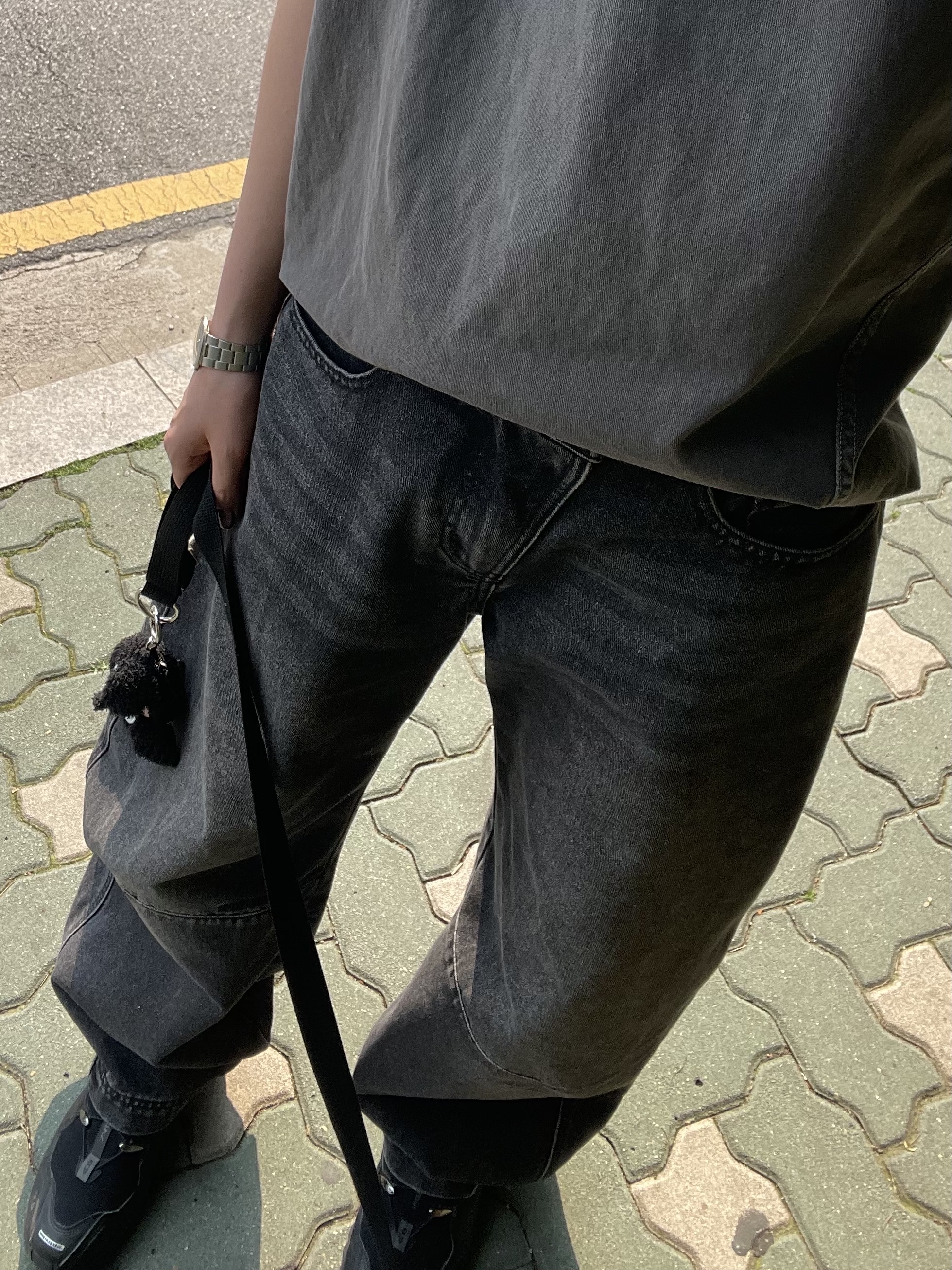 Salomon ACS Pro Black, AA Curved Line Washing Wide Denim Pants Black 착용 스타일 - 4