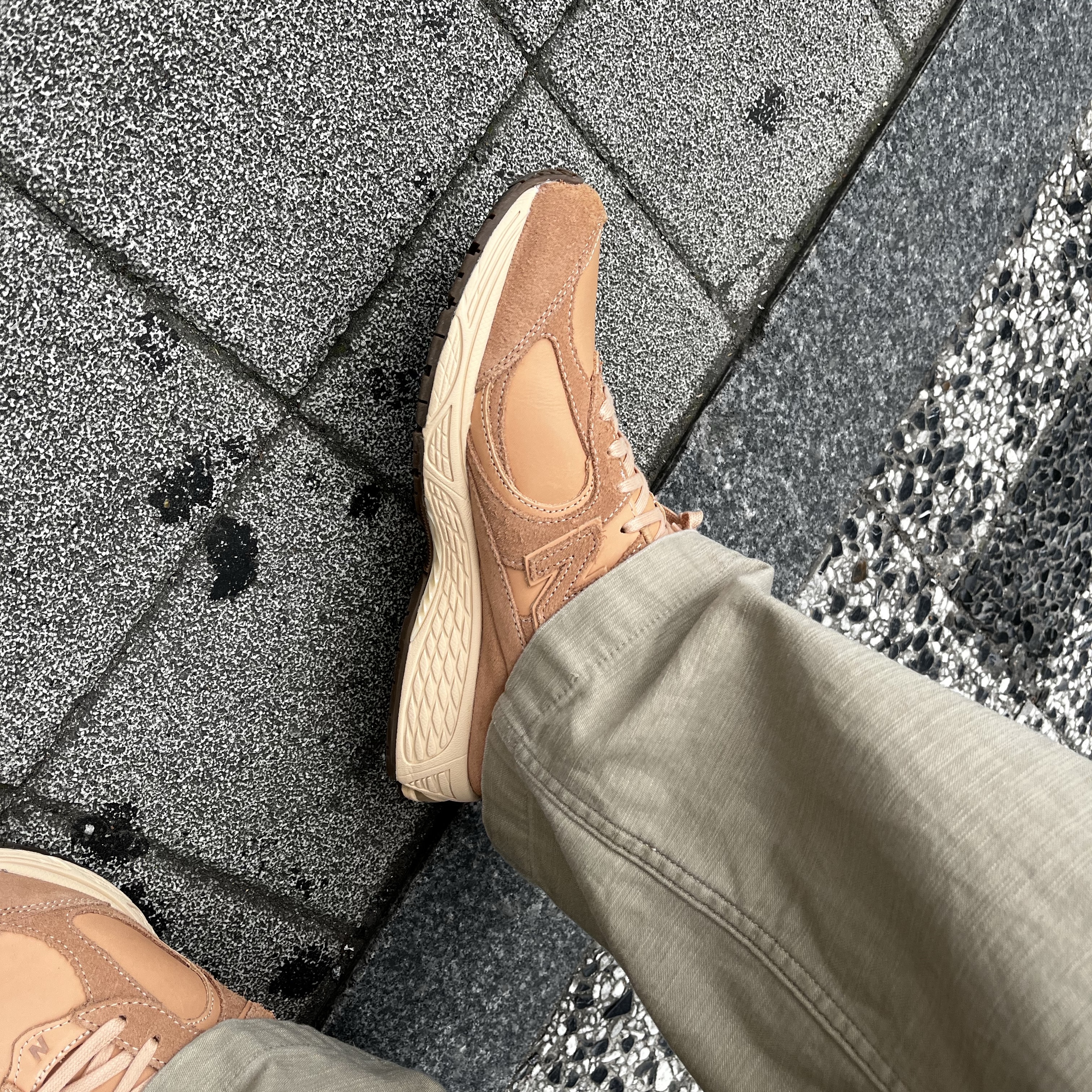 New Balance 2002R Premium Leather Pack Toast 착용 스타일
