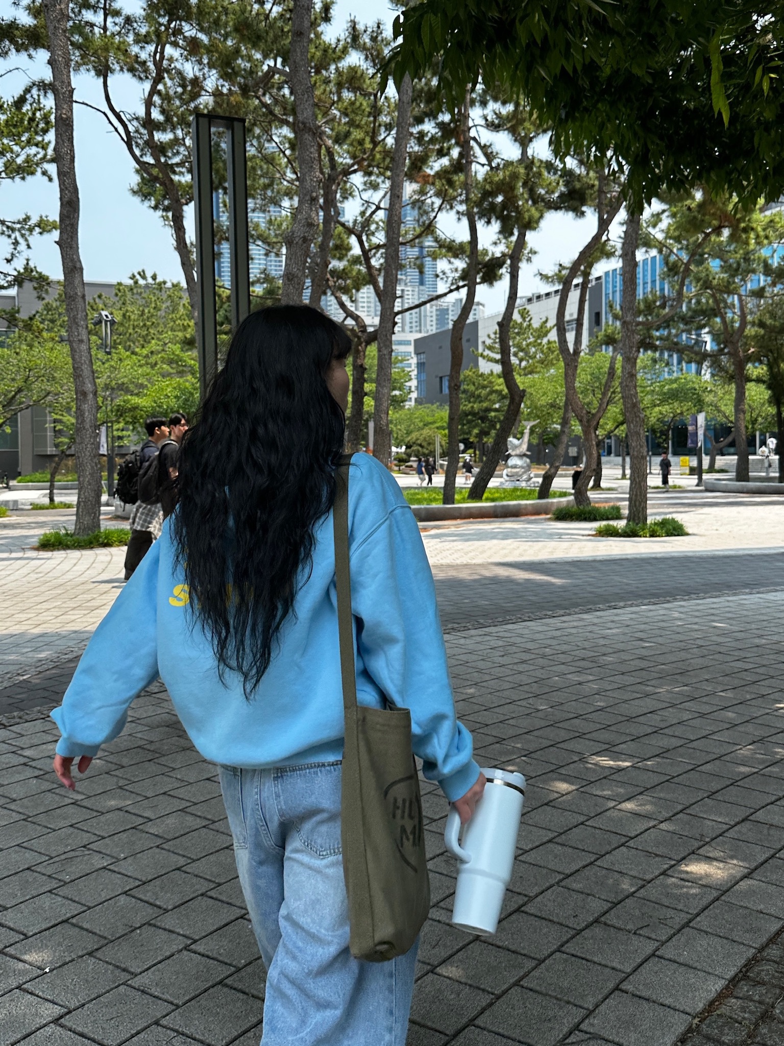 IAB Studio Hoodie Sky Blue Lemon, Human Made Military Mini Shoulder Bag Olive Drab 착용 스타일 - 2