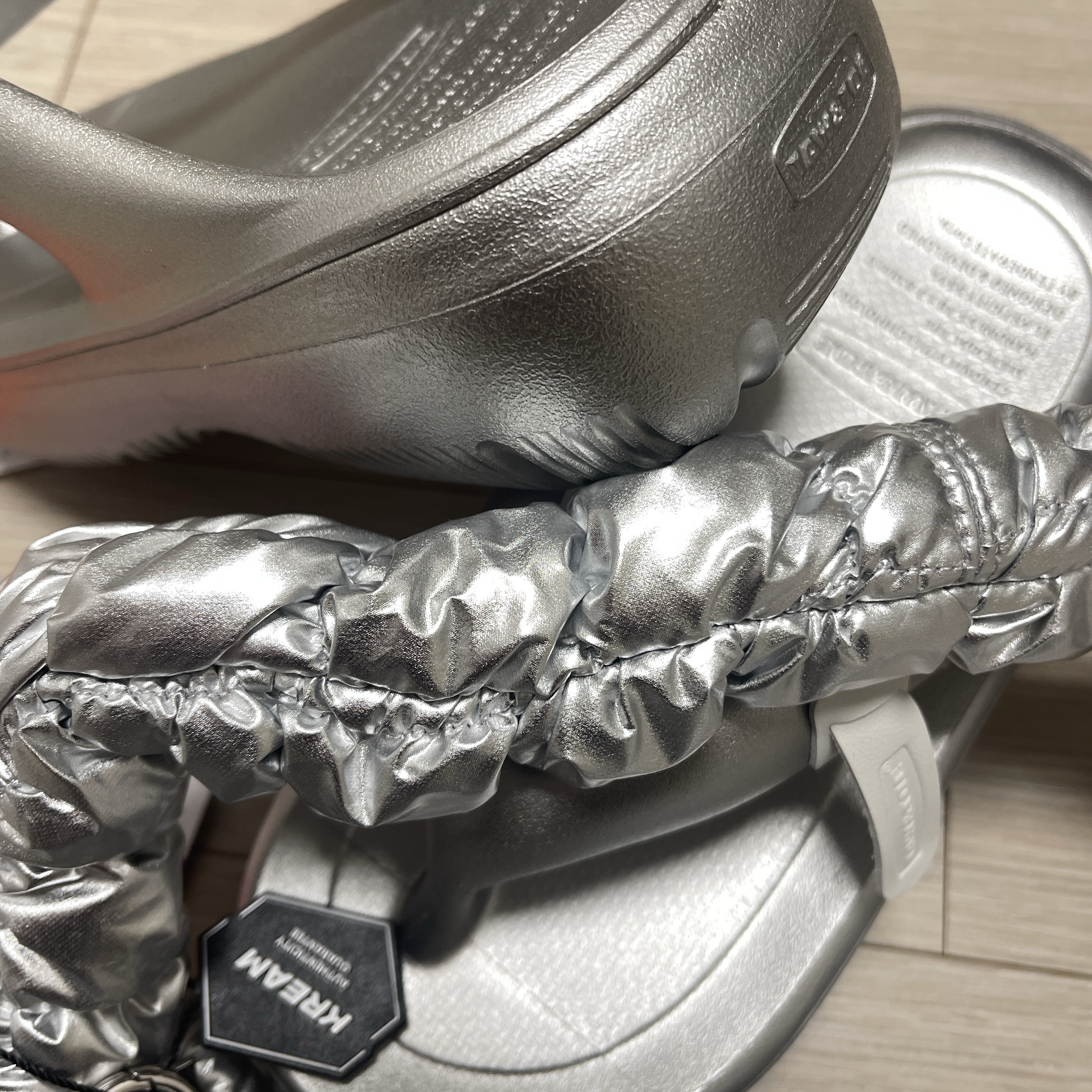 COS Quilted Mini Bag Silver, (W) Taw&Toe x Sanrio Flip Flop Zerovity Plumpy My Melody Charm Tag Set Silver 착용 스타일 - 2