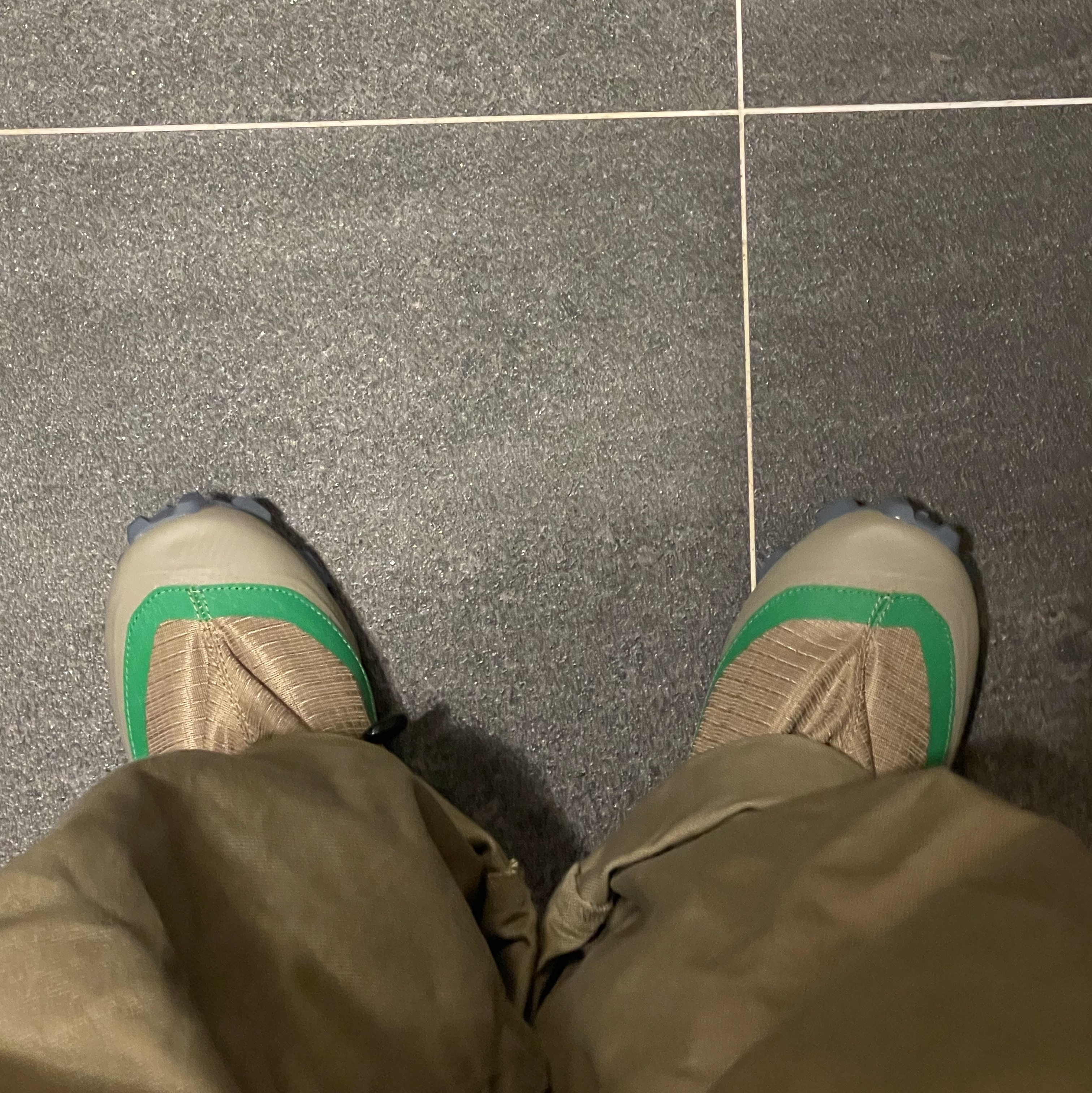 Salomon x MM6 Maison Margiela Cross Low Kelp Vintage Khaki, Uniqlo U Wide FIt Chino Pants Brown 착용 스타일 - 2