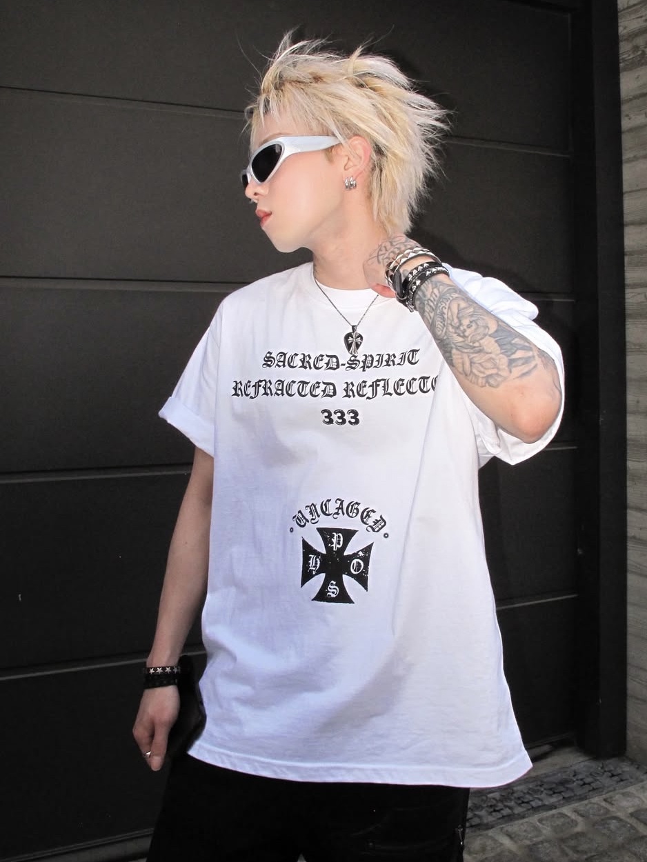 PHOS333 Uncaged Slogan T-Shirt White, PHOS333 Uncaged Slogan T-Shirt Black 착용 스타일 - 3