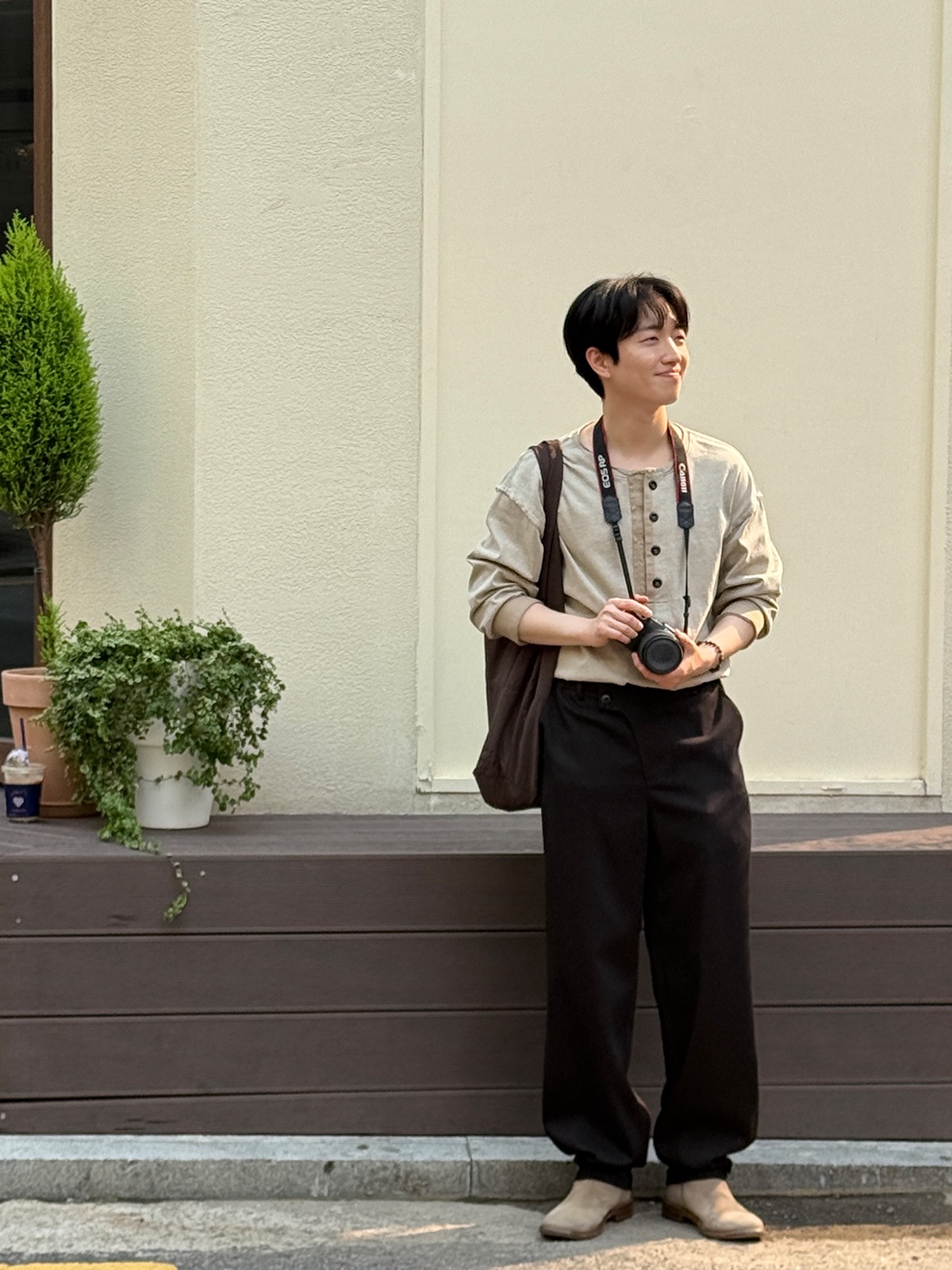 NA A NANA Cut Off Henley Neck T-Shirt Beige, NA A NANA Curved Fly Slacks Black 착용 스타일 - 4