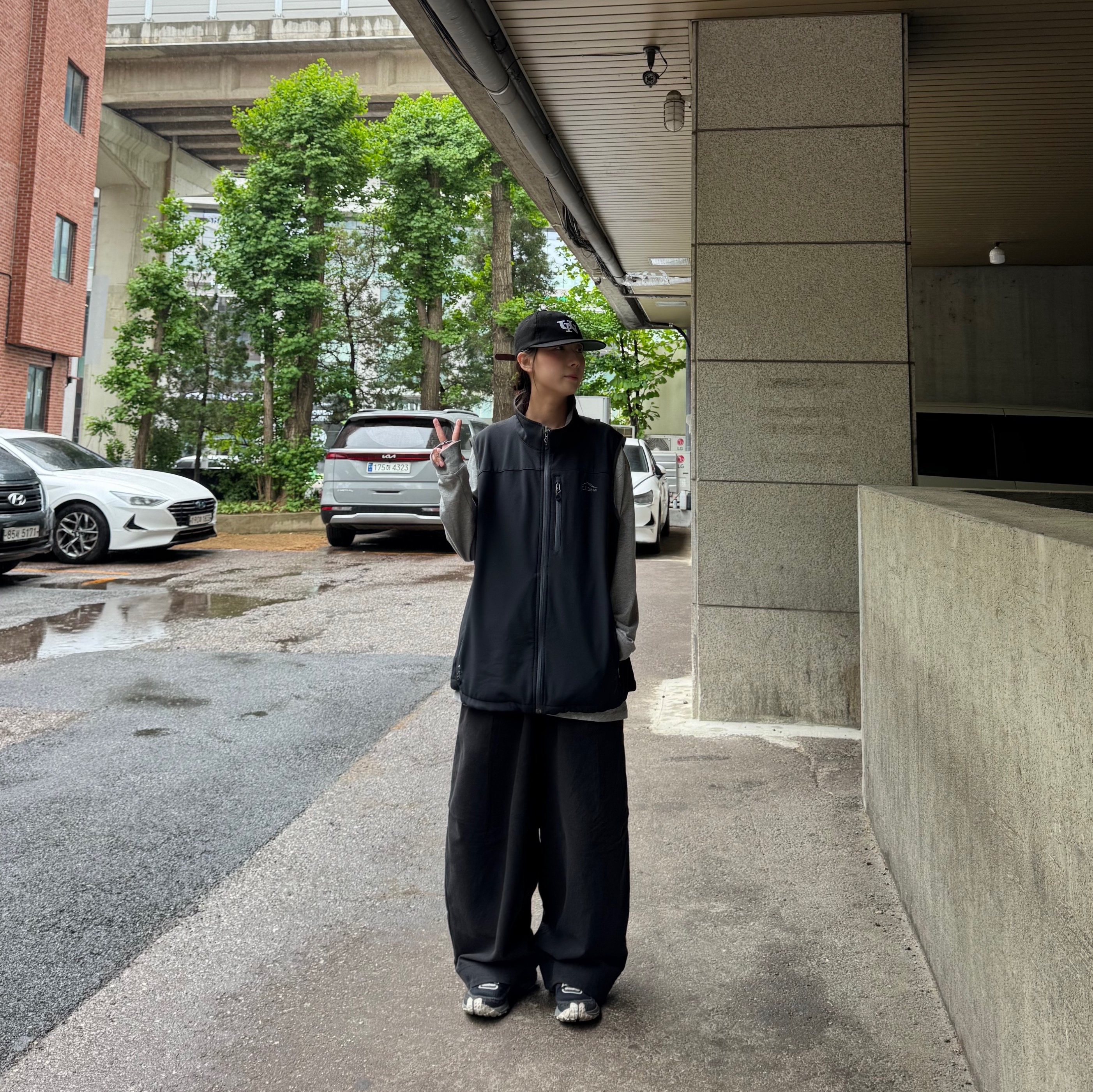 Supreme Varsity Hooded Sweatshirt Black - 23FW, Salomon x Comme des Garcons XA-Alpine 2 Black 착용 스타일 - 4