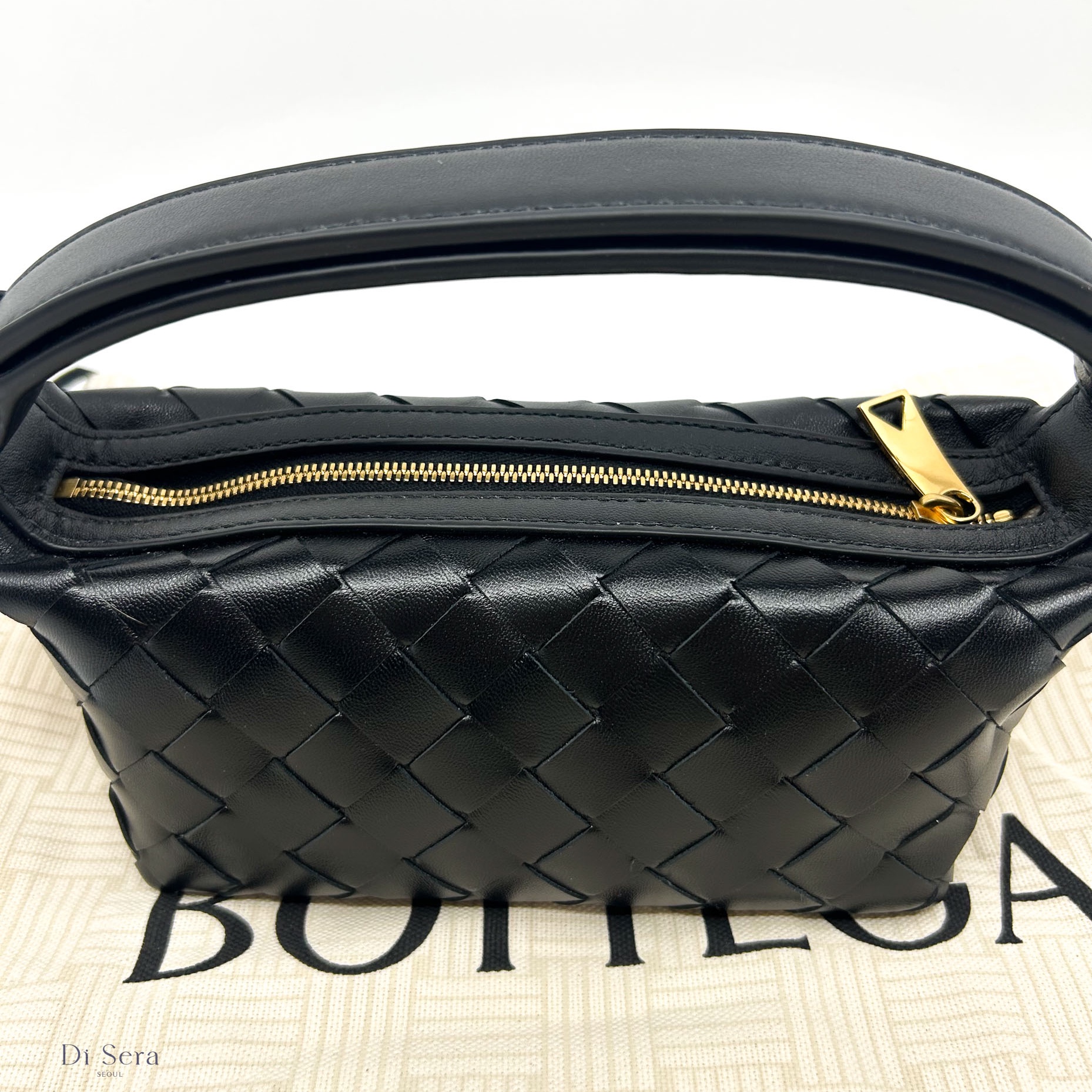 Bottega Veneta Leather Tote Bag Black 착용 스타일 - 3