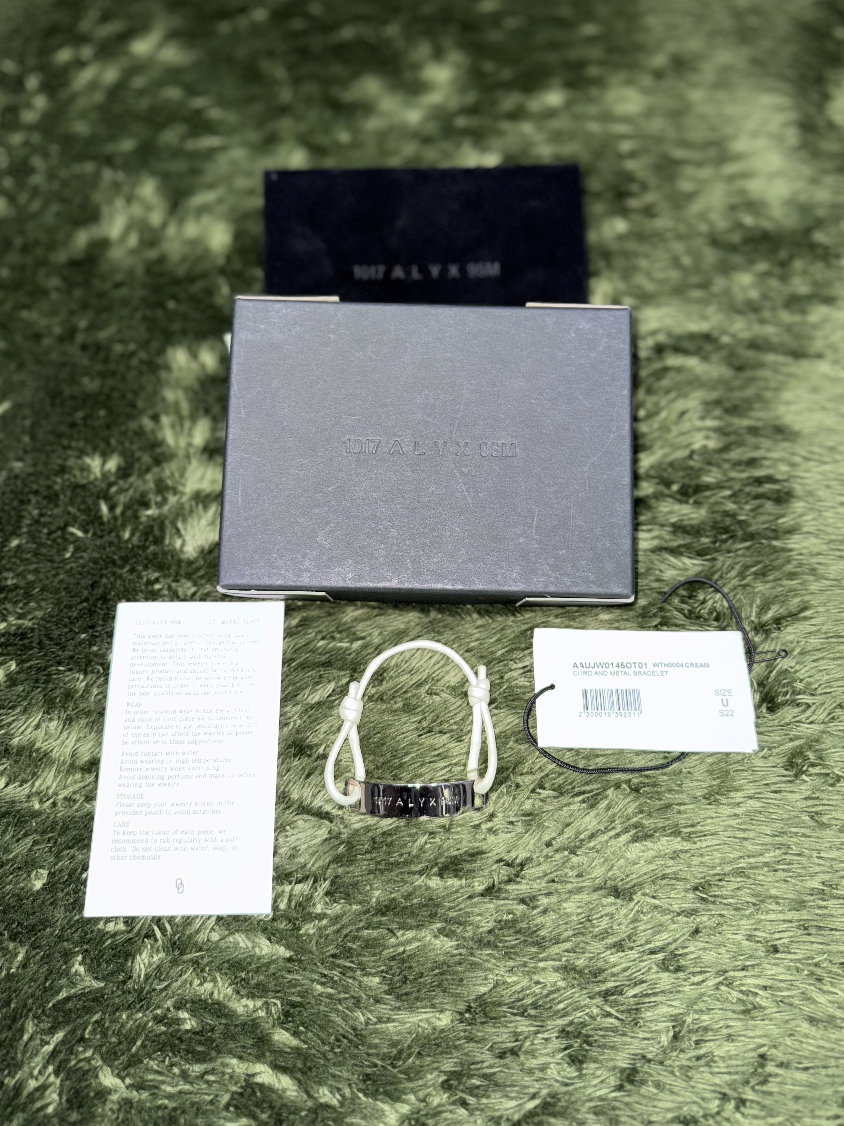 1017 Alyx 9SM Cord Metal Bracelet White Silver 착용 스타일 - 1