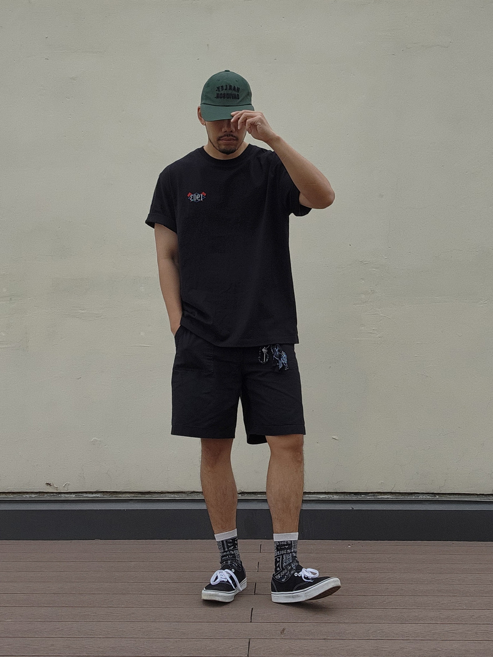 Vans Authentic Black White 착용 스타일 - 1
