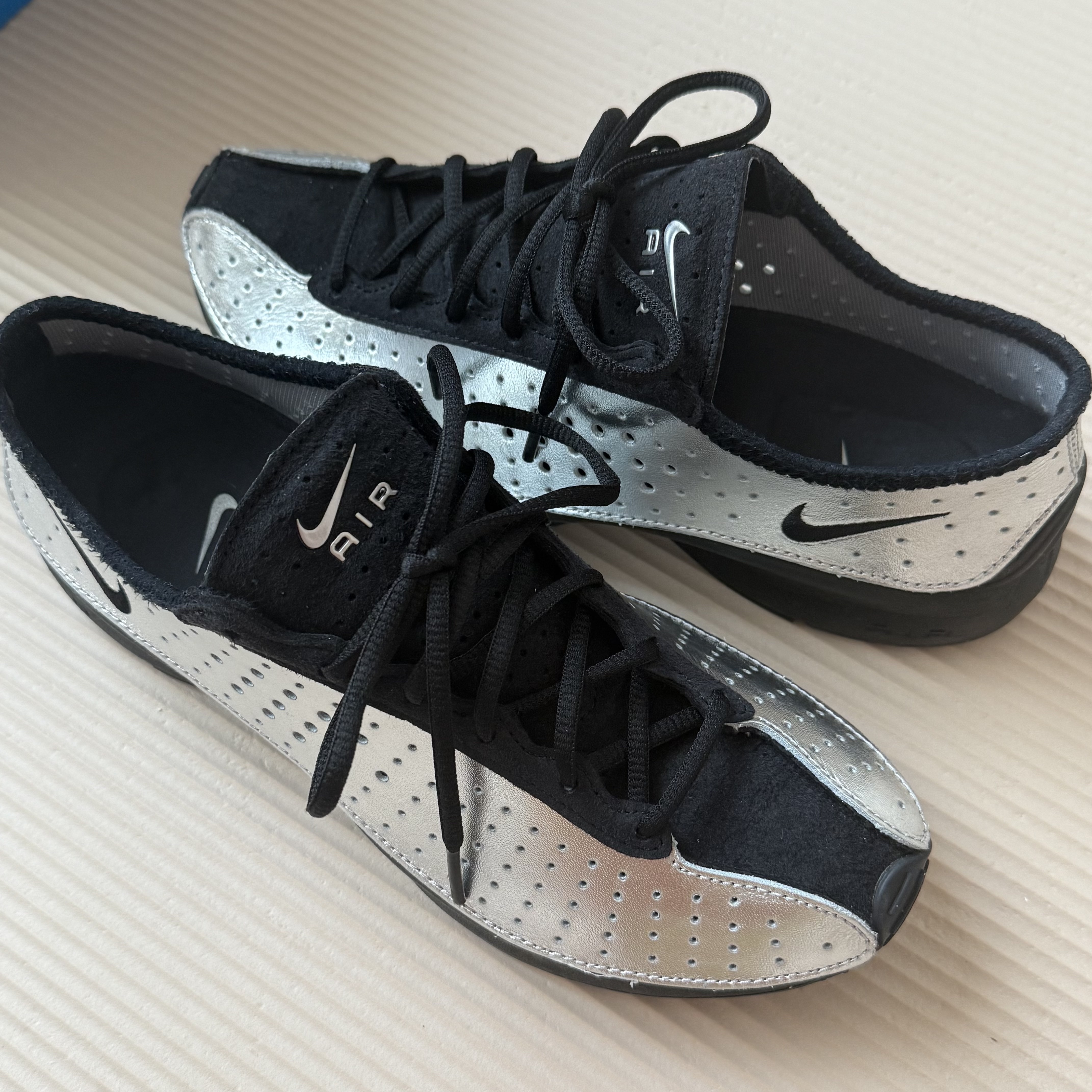 (W) Nike Air Superfly Metallic Silver and Black 착용 스타일 - 2