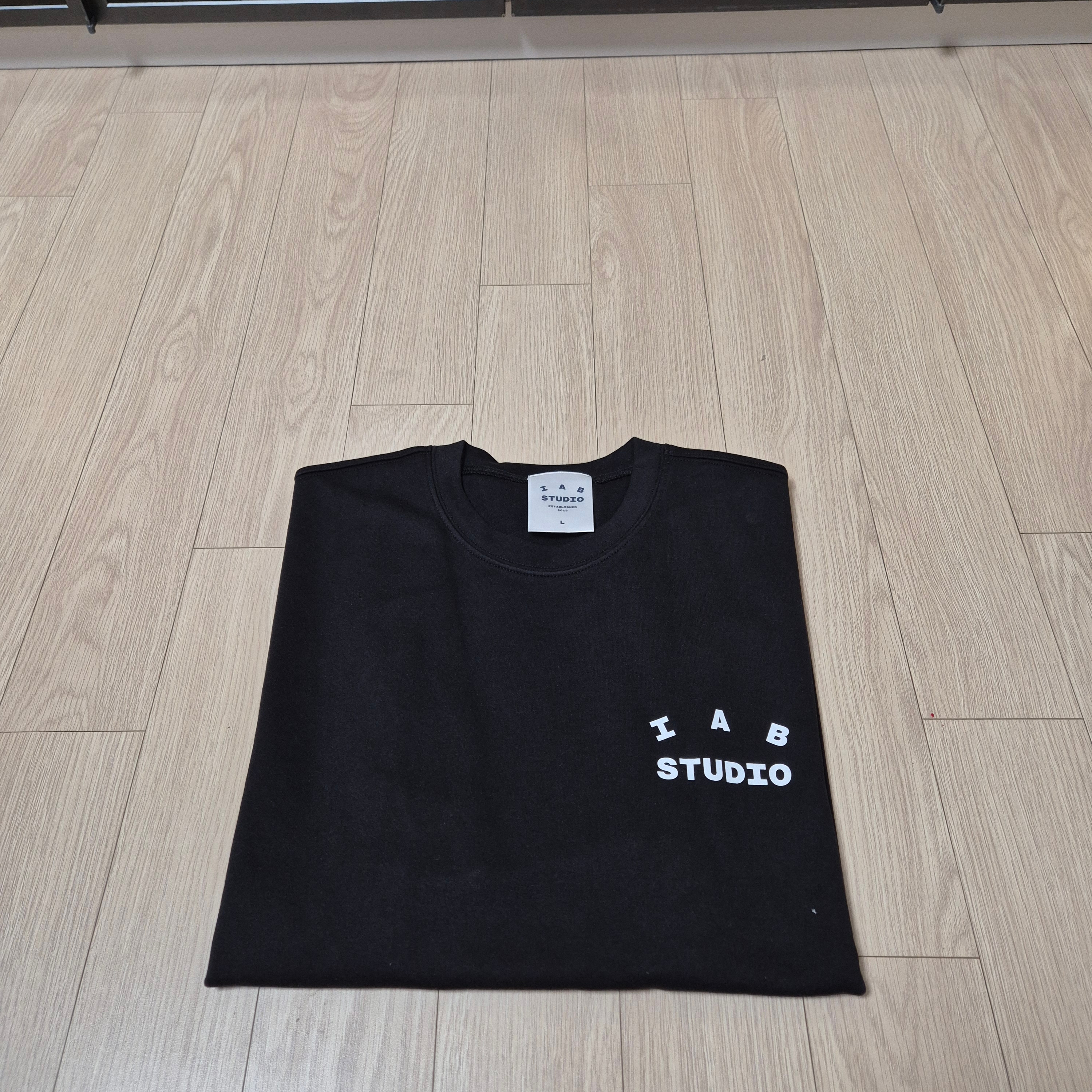 IAB Studio Basic T-Shirt Black White 착용 스타일 - 6