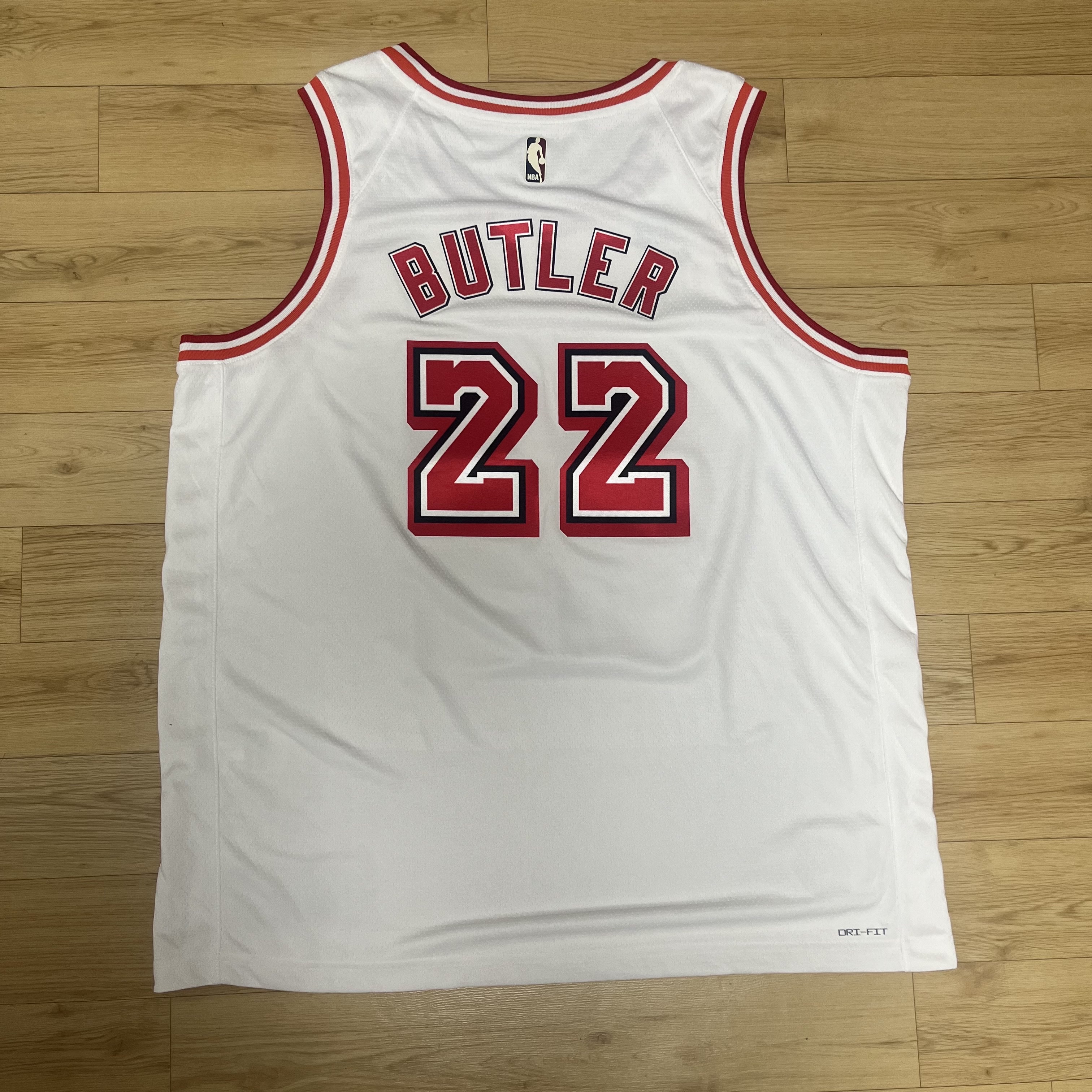 Nike Jimmy Butler Miami Heat Icon Edition 2022/23 NBA Swingman Jersey Black 착용 스타일 - 2