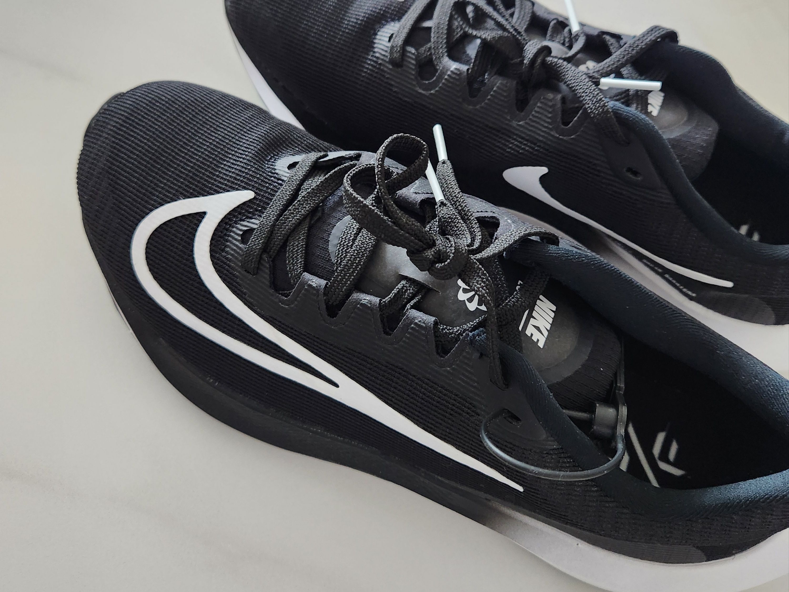 Nike Zoom Fly 5 Black White 착용 스타일 - 2