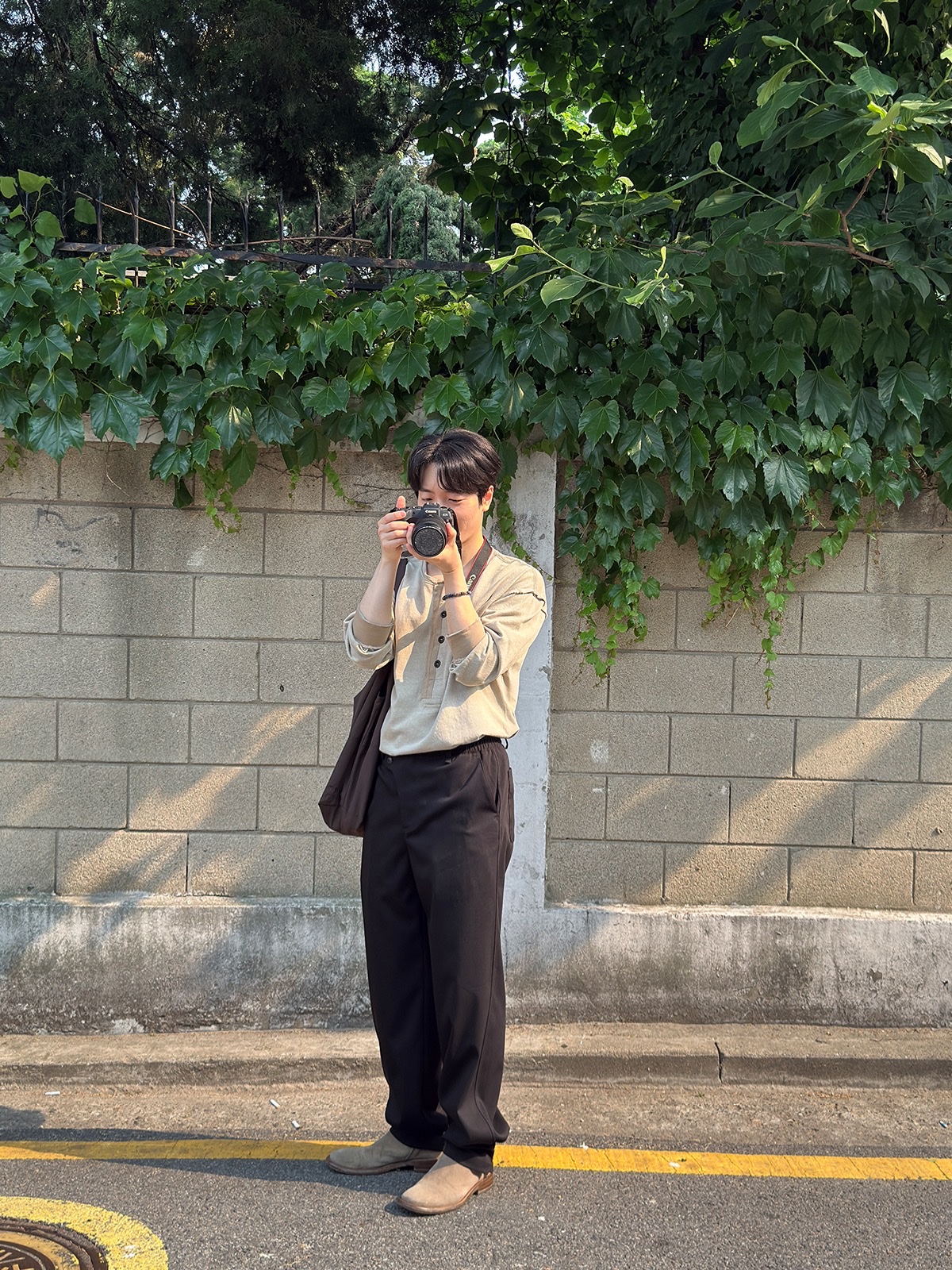 NA A NANA Cut Off Henley Neck T-Shirt Beige, NA A NANA Curved Fly Slacks Black 착용 스타일 - 2