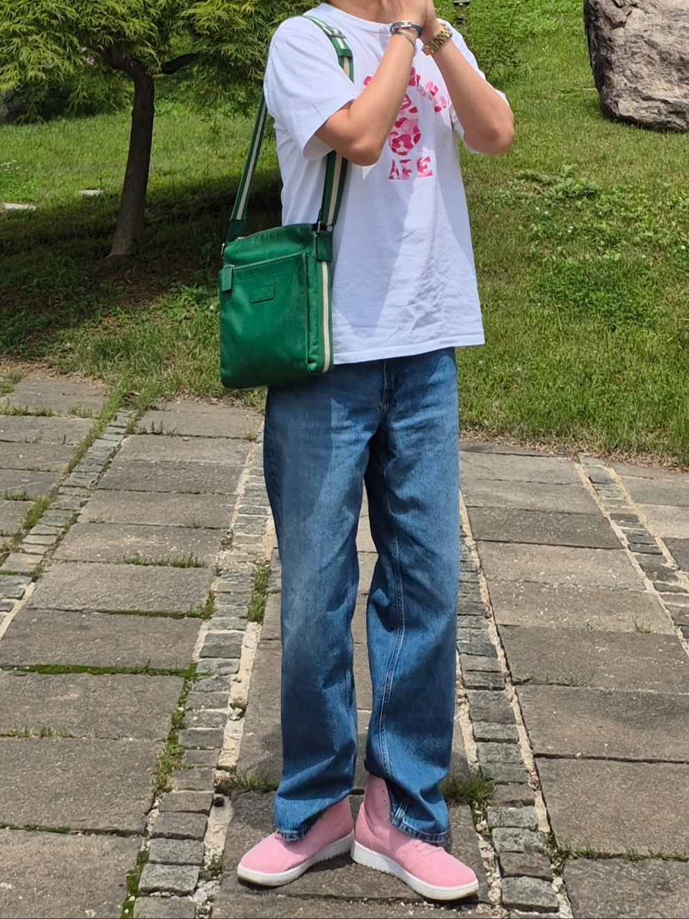 BAPE ABC Camo College T-Shirt White Pink, Uniqlo x JW Anderson Straight Jean Blue - KR 착용 스타일 - 2