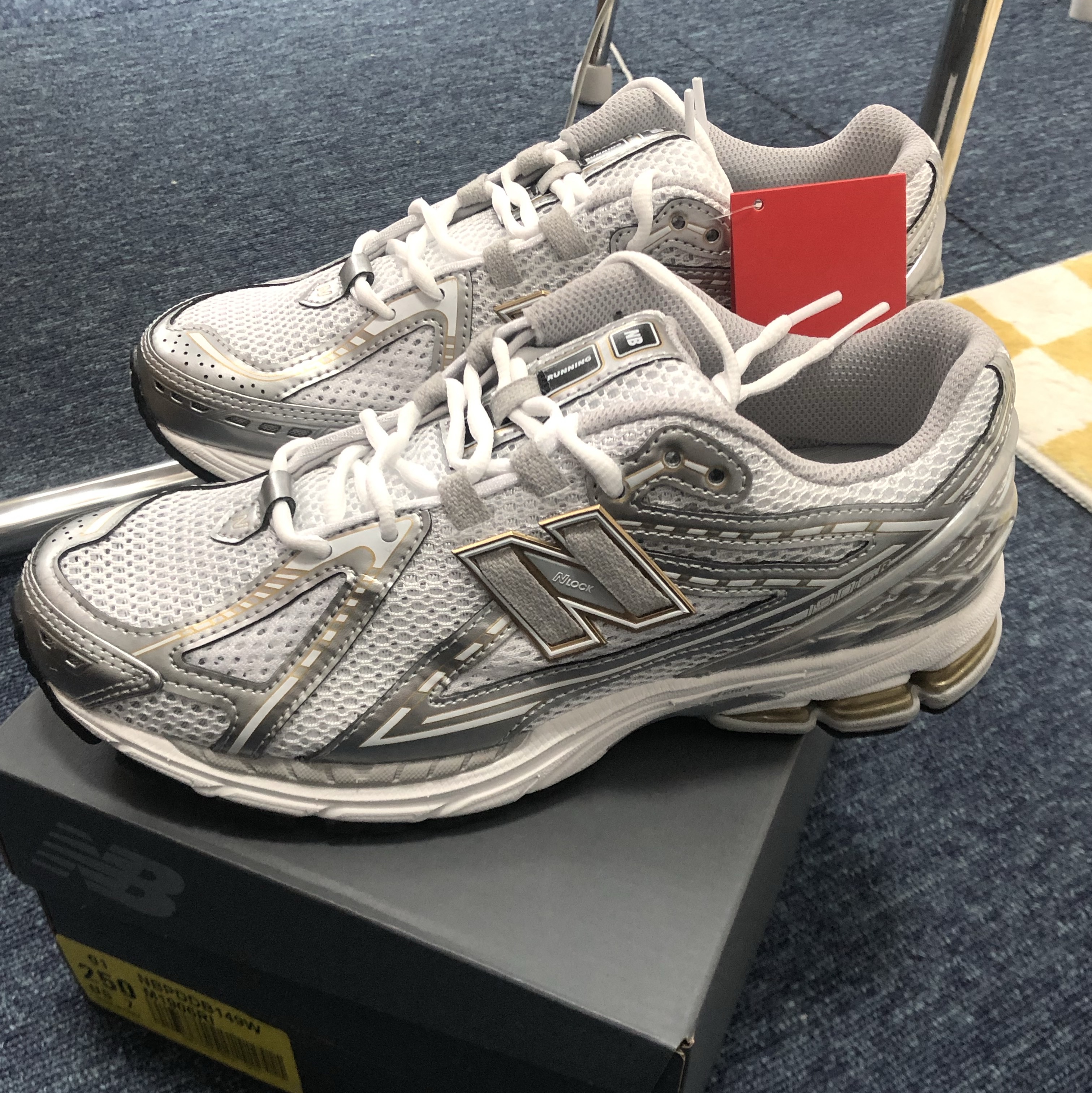 New Balance 1906R White Metallic Silver 착용 스타일