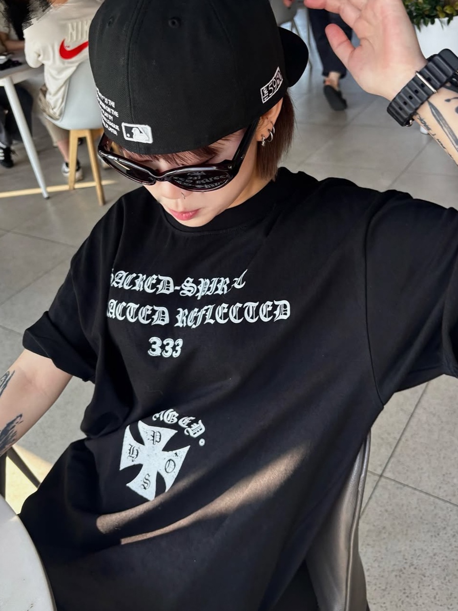 PHOS333 Uncaged Slogan T-Shirt Black, PHOS333 Uncaged Slogan T-Shirt White 착용 스타일 - 2