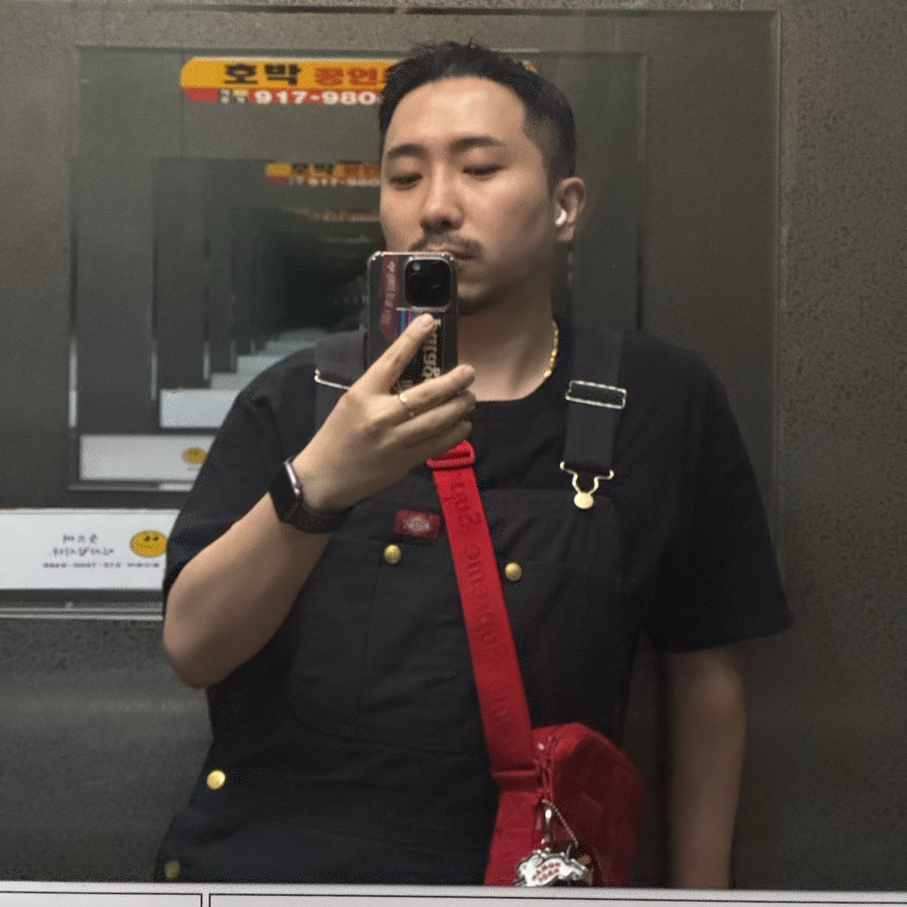 Stussy One World T-Shirt Black, Supreme Woven Shoulder Bag Red - 23SS 착용 스타일