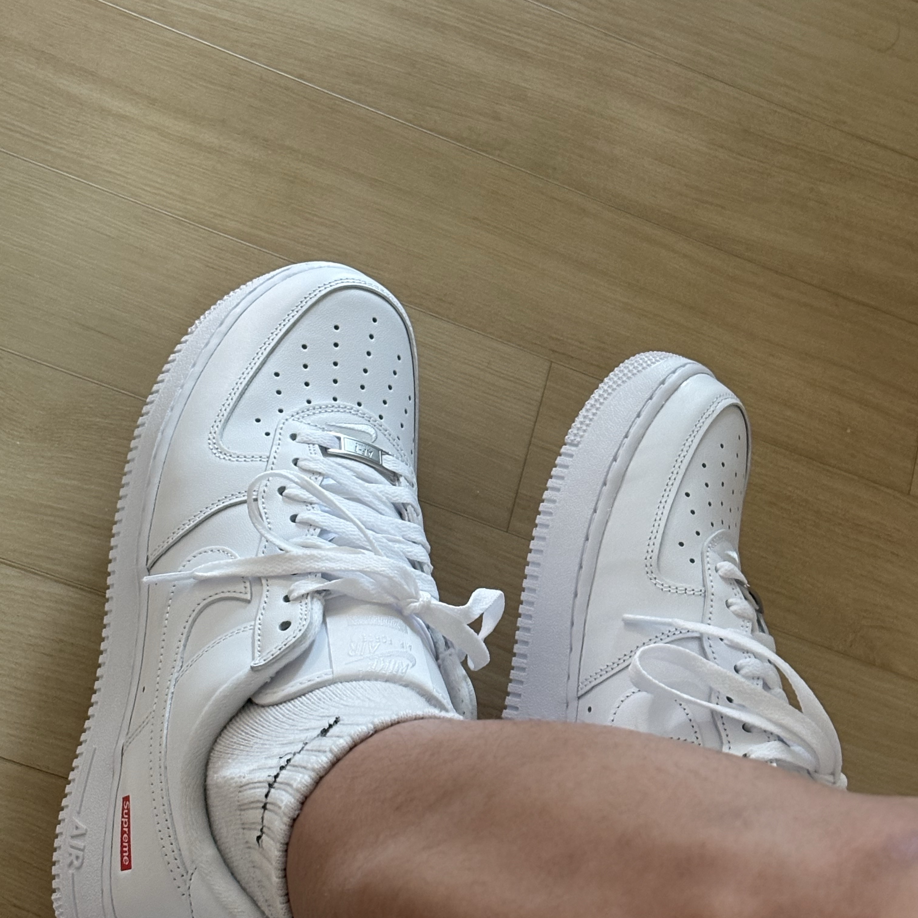 Nike x Supreme Air Force 1 Low White 착용 스타일 - 2