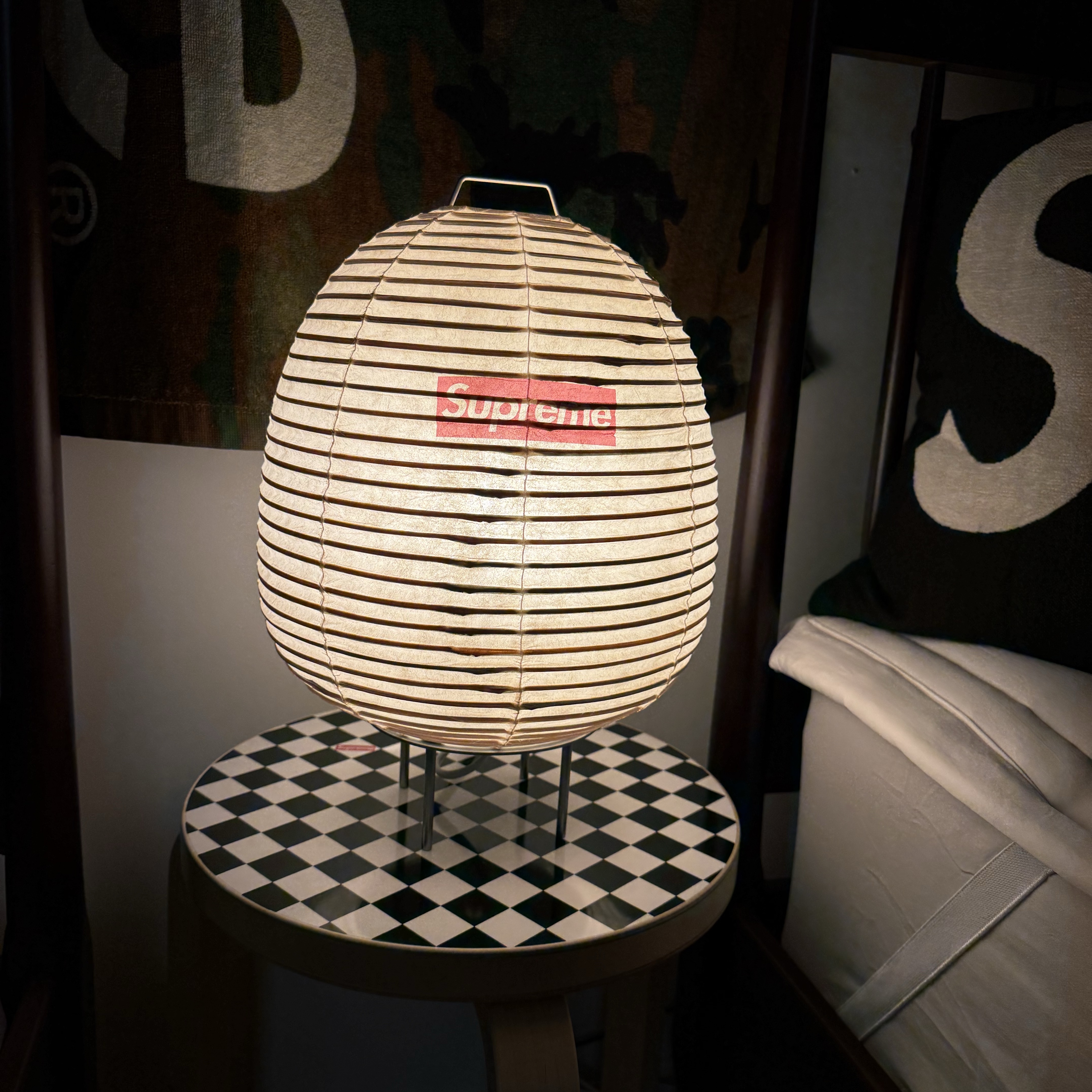 Supreme x Kojima Shoten Lamp Natural, Supreme x Jules Pansu Pillows Black (Set of 3) 착용 스타일