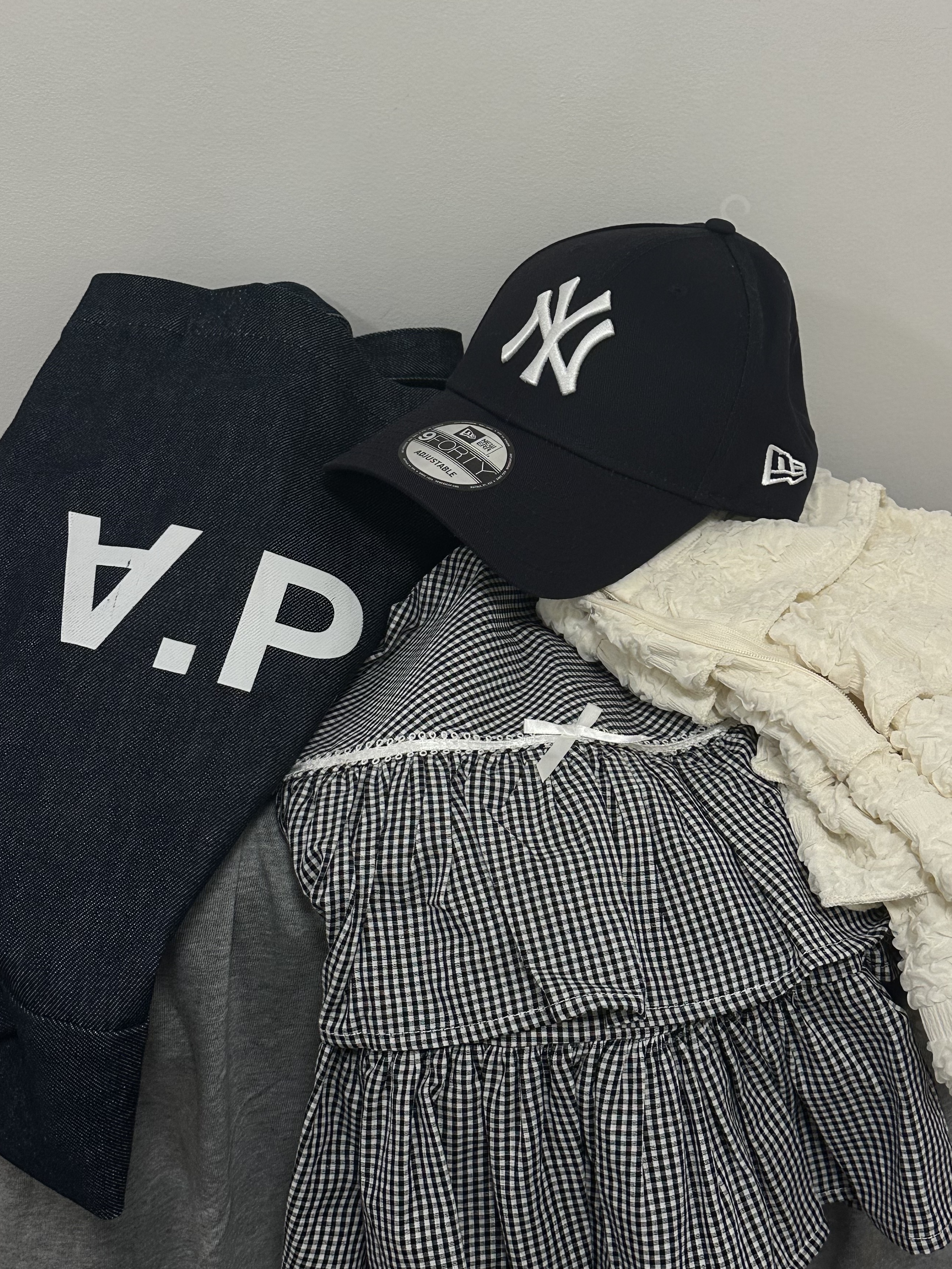 A.P.C. Daniela Shopping Bag Indigo, New Era Adjustable 9Forty New York Yankees Essential Cap Black 착용 스타일
