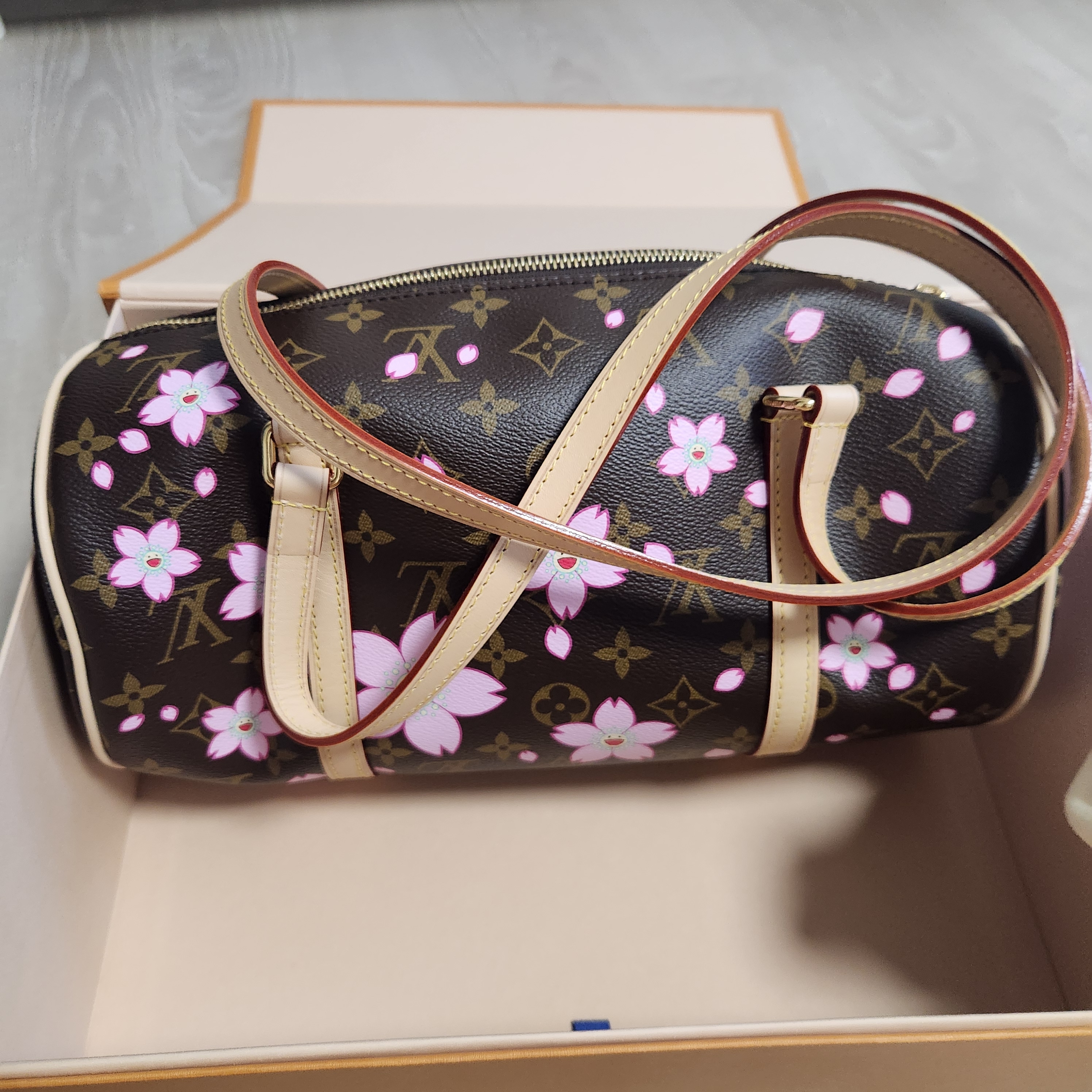 Louis Vuitton x Murakami Takashi Onthego PM Sakura Brown 착용 스타일