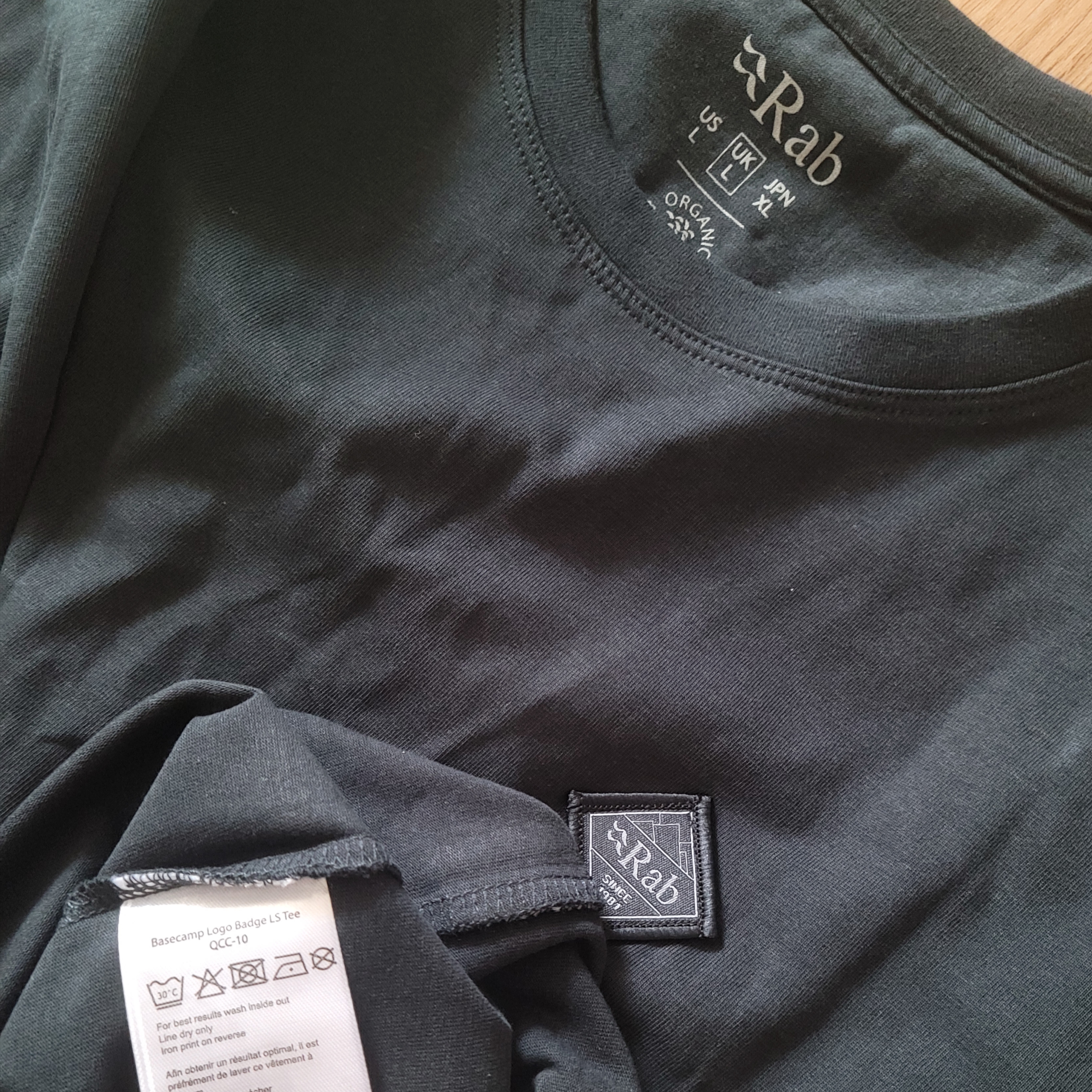 Rab Basecamp Logo Badge LS Tee Beluga 착용 스타일