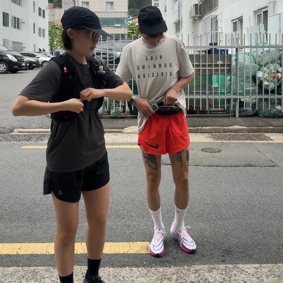 Arc'teryx Cormac Arc'Bird Logo SS T-Shirt Black Heather, Arc'teryx Norvan Regular Brim Hat Black 착용 스타일 - 2